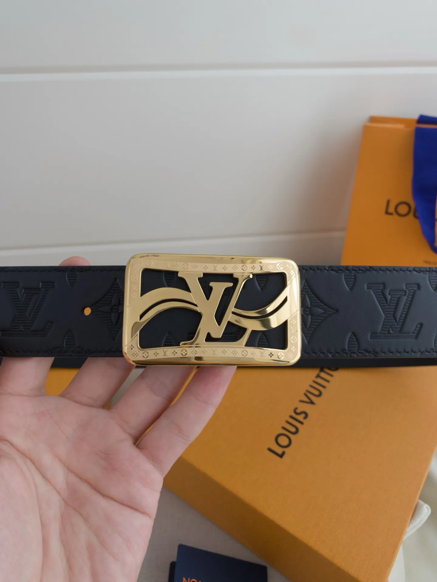 💰480💰Full package💰 💍Purchasing-grade LV luxury modern Taurillon leather, decorated with elegant and elegant iconic LV initials. Soft yet sturdy leather belt, two-tone, reversible; pairs well with everything from formal wear to casual wear. Width 4.0cm.