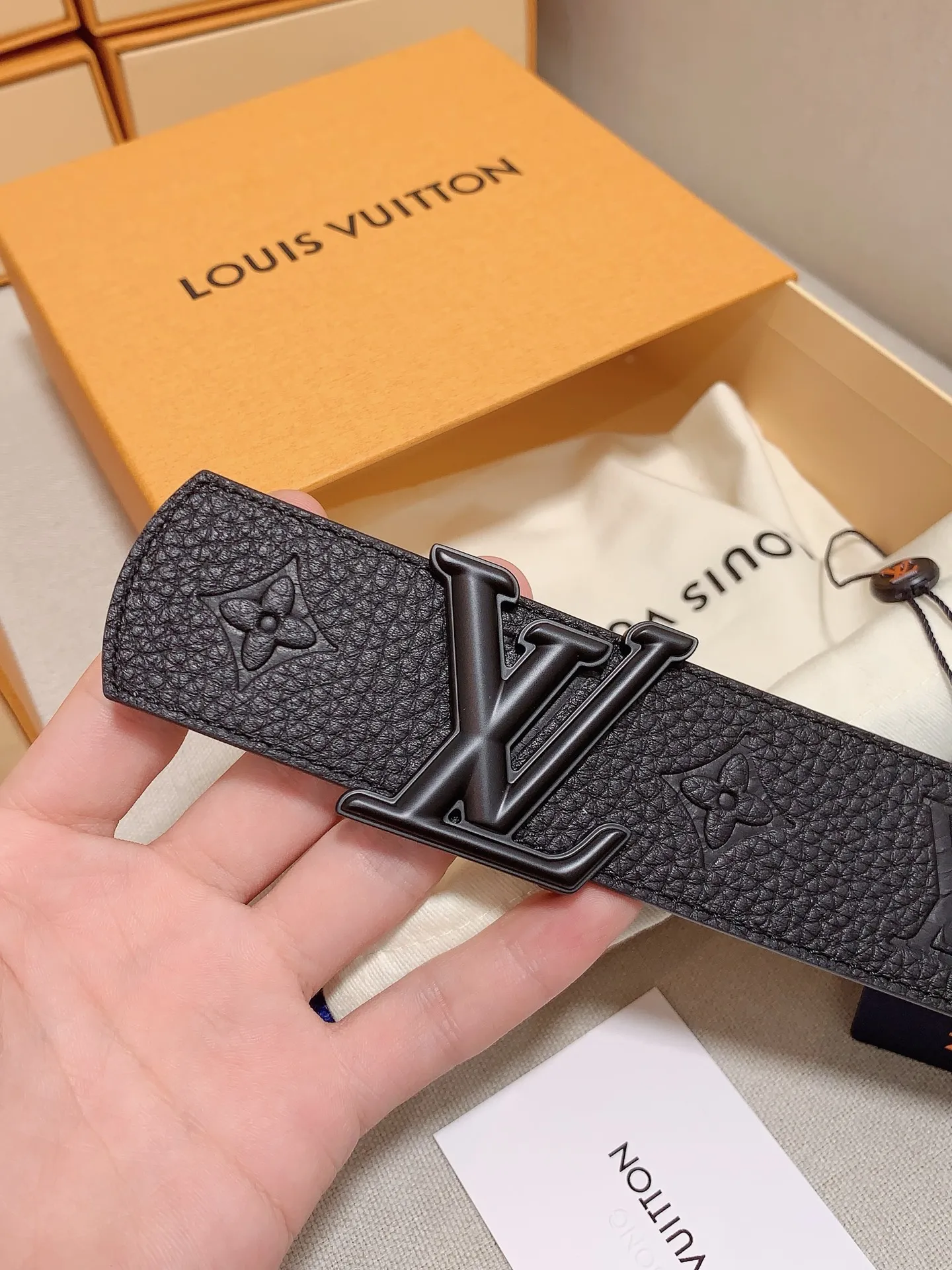 💰480💰Full package💰 💍Purchasing-grade LV luxury model modern⚡️🌹Taurillon leather, decorated with elegant and elegant iconic LV initials⚡️🌹Soft and strong belt, two-color matching can be used on both sides. Can be matched with various clothing from dresses to casual wear⚡️🌹Width 4.0cm
