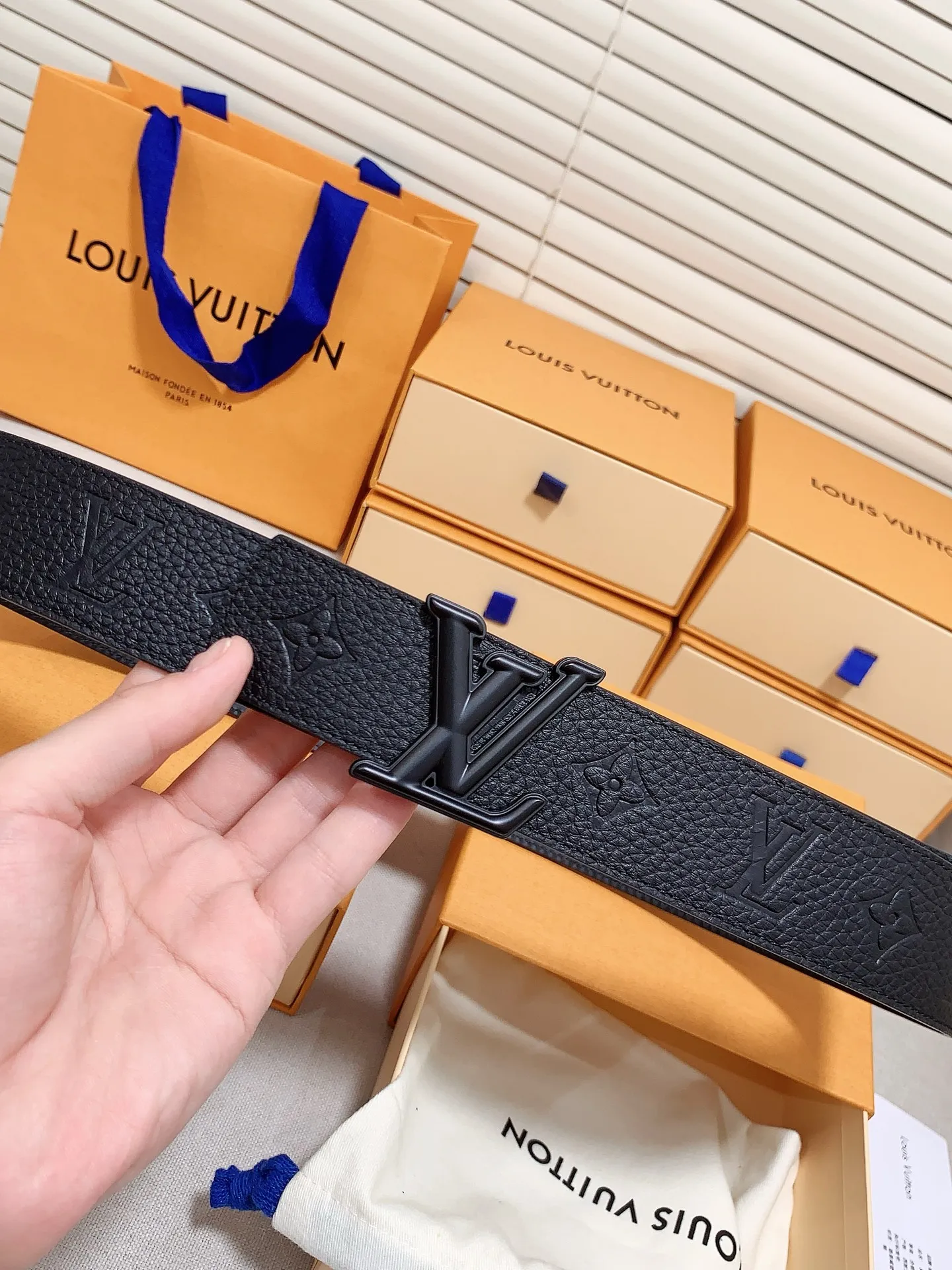 💰480💰Full package💰 💍Purchasing-grade LV luxury model modern⚡️🌹Taurillon leather, decorated with elegant and elegant iconic LV initials⚡️🌹Soft and strong belt, two-color matching can be used on both sides. Can be matched with various clothing from dresses to casual wear⚡️🌹Width 4.0cm