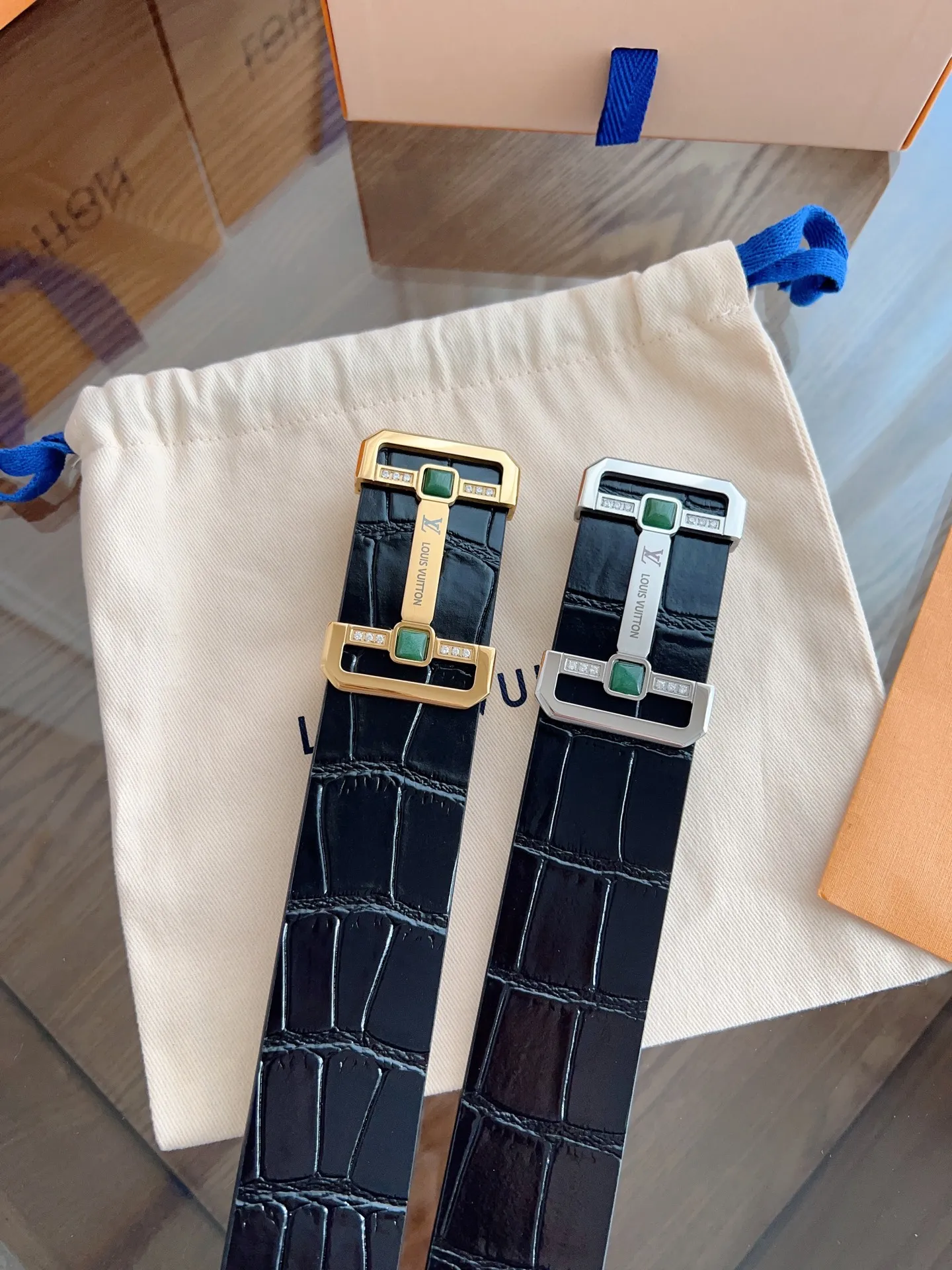 💰520💰Full package💰 💍Purchasing-grade LV Louis Vuitton⚡️🌹Width 3.8cm, double-sided first-layer crocodile pattern embossed soft leather. ⚡️🌹Double-sided, fine workmanship, good quality. Button head: stainless steel buckle (gold silver) Size: 100-125cm