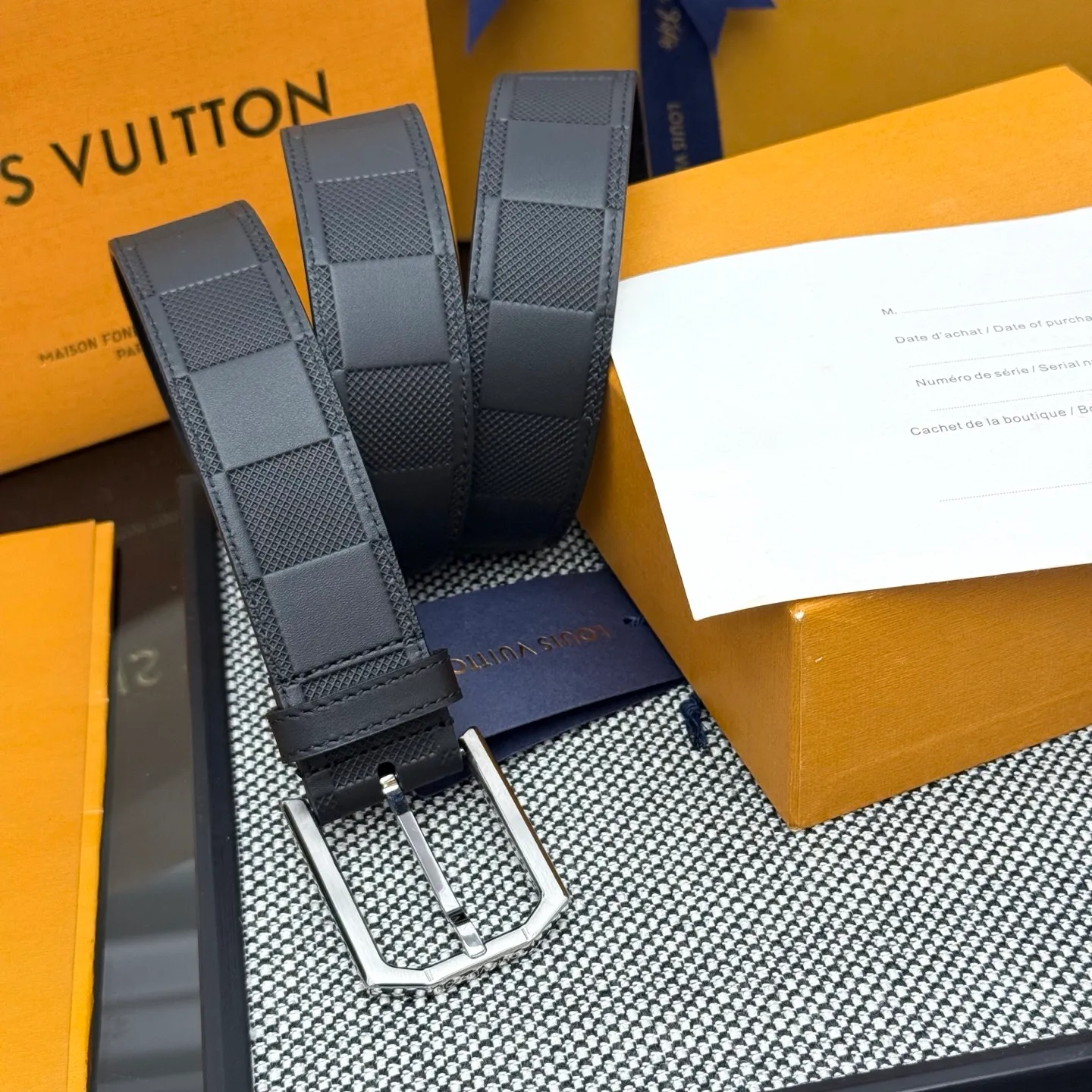 💰520💰Full package💰 💍Purchasing-grade LV⚡️🌹Drift Monogram Surplus belt reinterprets the brand heritage from a youthful perspective and tells the dynamic aesthetics of creative director Pharrell Williams. Monogram coated canvas is dipped in military colors on one side, while the reverse is in plain leather with a subtle pin buckle.