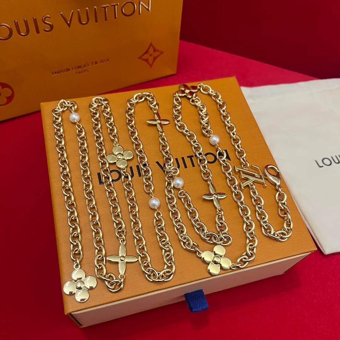 💰520💰Full package💰 💍Purchase level Lv✨Lvjia waist chain💎👗Super fairy The fine waist chain is decorated with a series of floral patterns and large letter logo hardware, and is embellished with pearls⚡️🌹Length🉑adjustable Whether worn with skirts or pants, it is definitely your best choice