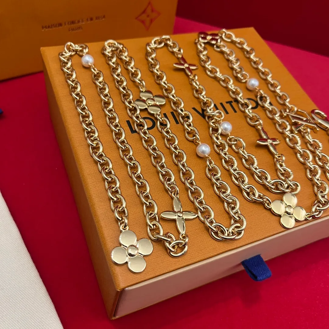 💰520💰Full package💰 💍Purchase level Lv✨Lvjia waist chain💎👗Super fairy The fine waist chain is decorated with a series of floral patterns and large letter logo hardware, and is embellished with pearls⚡️🌹Length🉑adjustable Whether worn with skirts or pants, it is definitely your best choice
