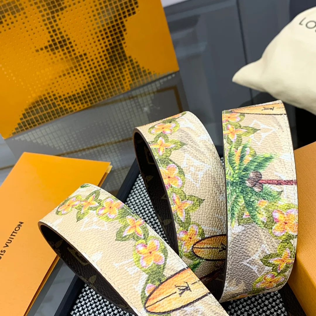 💰480💰Full package💰 💍Purchase-grade LV Louis Vuitton [New product] Genuine version Width 40MM The 2024 early autumn men's wear series follows the footsteps of Dandy sailors and embarks on a global journey. This LV Tag reversible belt has a surf-style pattern on one side, evoking memories of tropical island trips, and flips it over to reveal the classic Monogram element. LV Tag buckle adds another touch of attention
