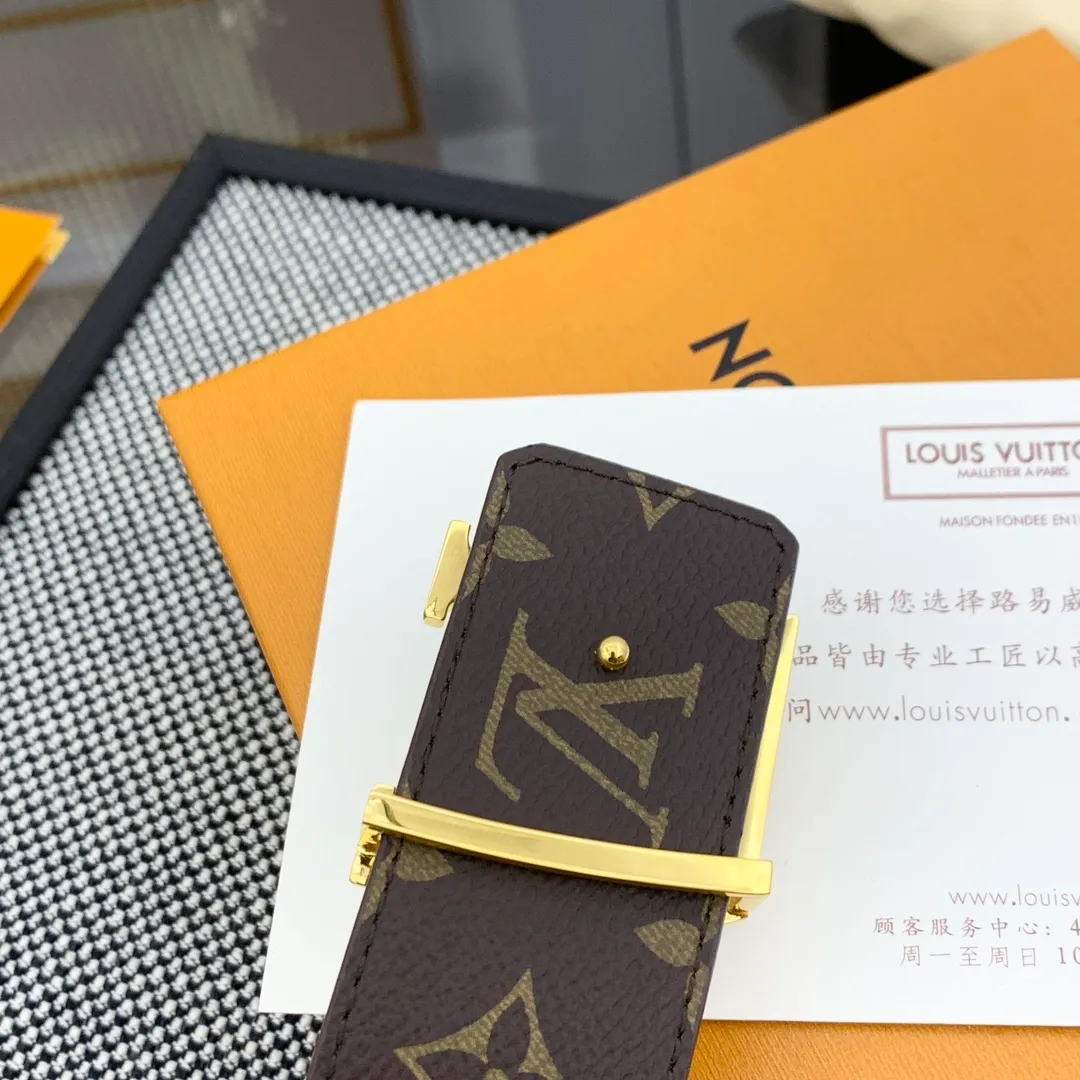 💰480💰Full package💰 💍Purchase-grade LV Louis Vuitton [New product] Genuine version Width 40MM The 2024 early autumn men's wear series follows the footsteps of Dandy sailors and embarks on a global journey. This LV Tag reversible belt has a surf-style pattern on one side, evoking memories of tropical island trips, and flips it over to reveal the classic Monogram element. LV Tag buckle adds another touch of attention