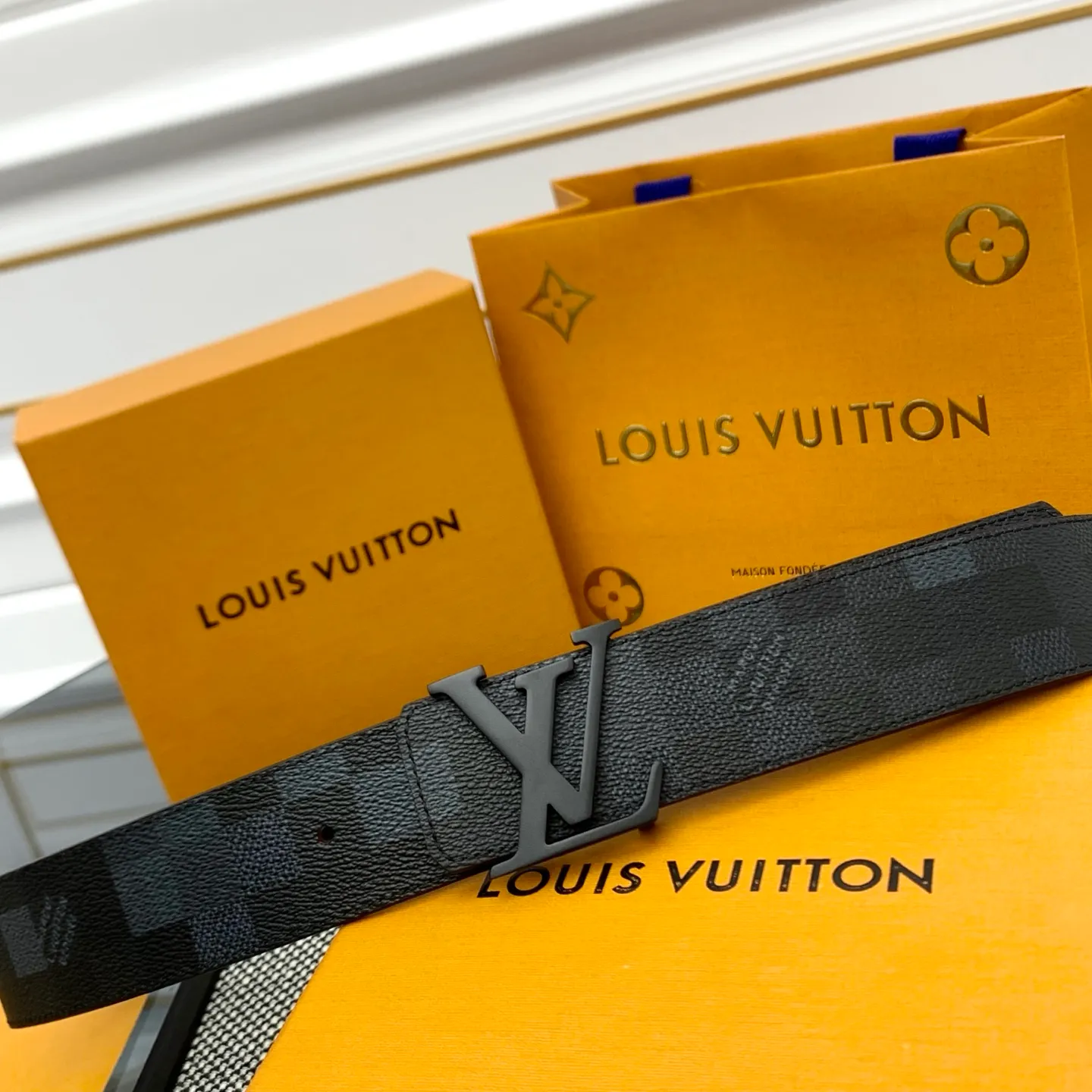 💰480💰Full package💰 💍Purchase level Lv M8958 Initiales Damoflage⚡️🌹The double-sided belt is cleverly integrated into the pixelated Damoflage pattern created by Pharrell Williams⚡️🌹It uses deep tones to implicitly show the trendy style. Polished LV letter buckle and Marque L.Vuitton Déposée logo reiterate the brand identity ⚡️🌹Width 4.0cm
