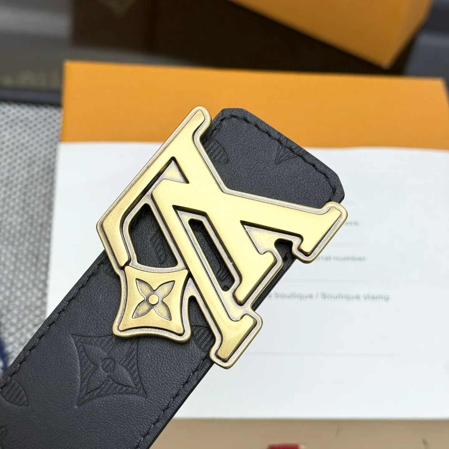 💰480💰Full package💰 💍Purchasing-grade LV⚡️🌹Dimension double-sided belt combines creative heritage with gorgeous street style, highlighting the fashion vision of creative director Pharrell Williams. Monogram canvas covers the outer layer, and the LV Dimension metal buckle shimmers with subtle luster, making it possible to express your personality in various occasions.