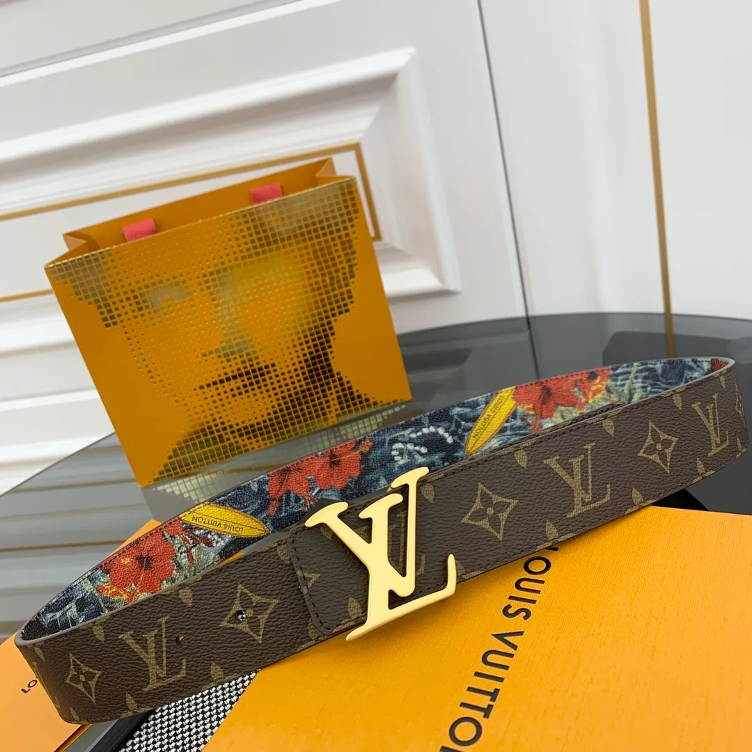 💰480💰Full package💰 💍Purchase-grade LV Louis Vuitton [New product] Genuine version Width 40MM The 2024 early autumn men's wear series follows the footsteps of Dandy sailors and embarks on a global journey. This LV Tag reversible belt has a surf-style pattern on one side, evoking memories of tropical island trips, and flips it over to reveal the classic Monogram element. LV Tag buckle adds another touch of attention