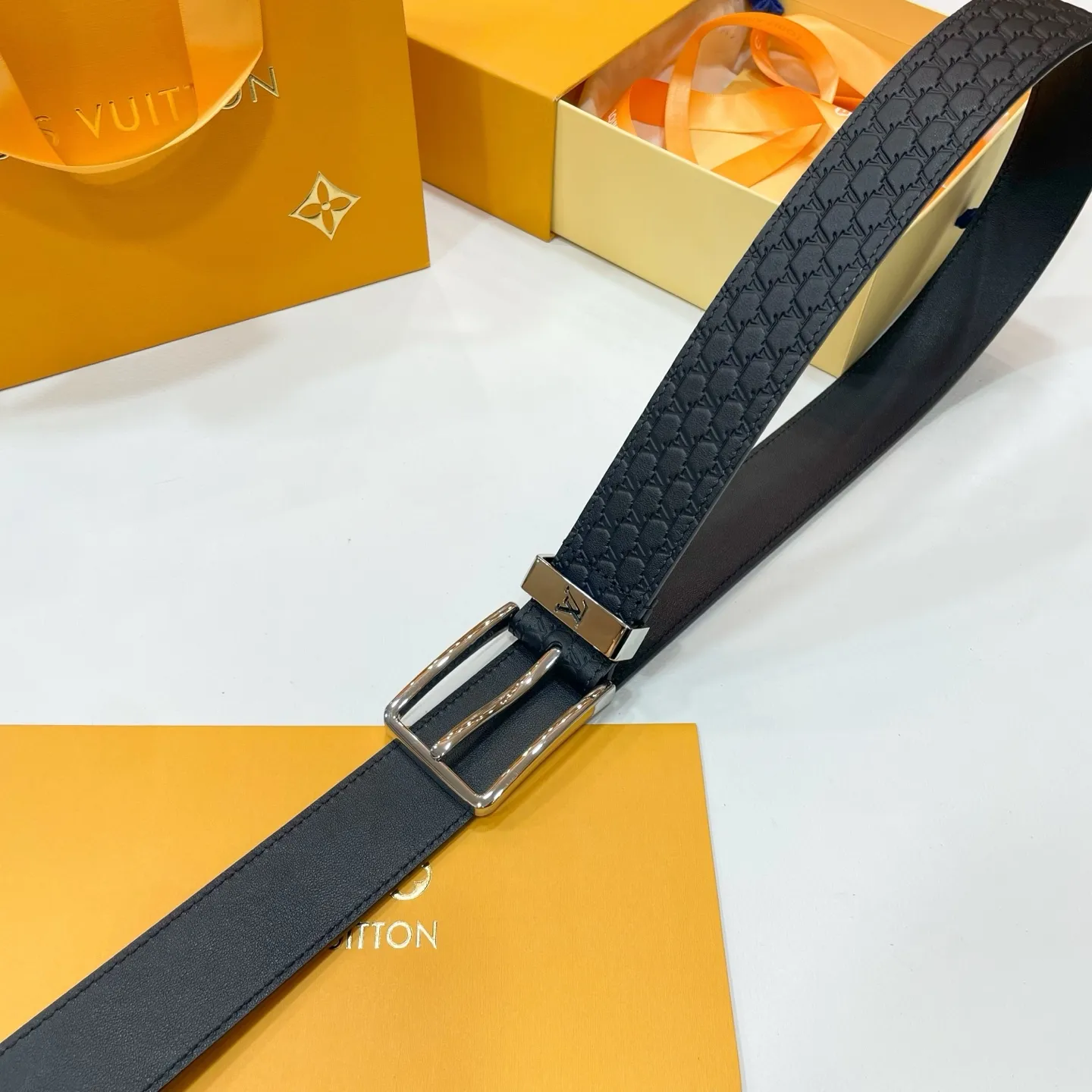 💰480💰Full package💰 💍Purchasing-grade new Lv men's belt⚡️🌹Width 3.5cm Customized canvas fabric decorated with new pattern effect (pure color) ⚡️🌹Set off imported calfskin color bottom Paired with exquisite letter buckle, excellent feel New counter model⚡️🌹