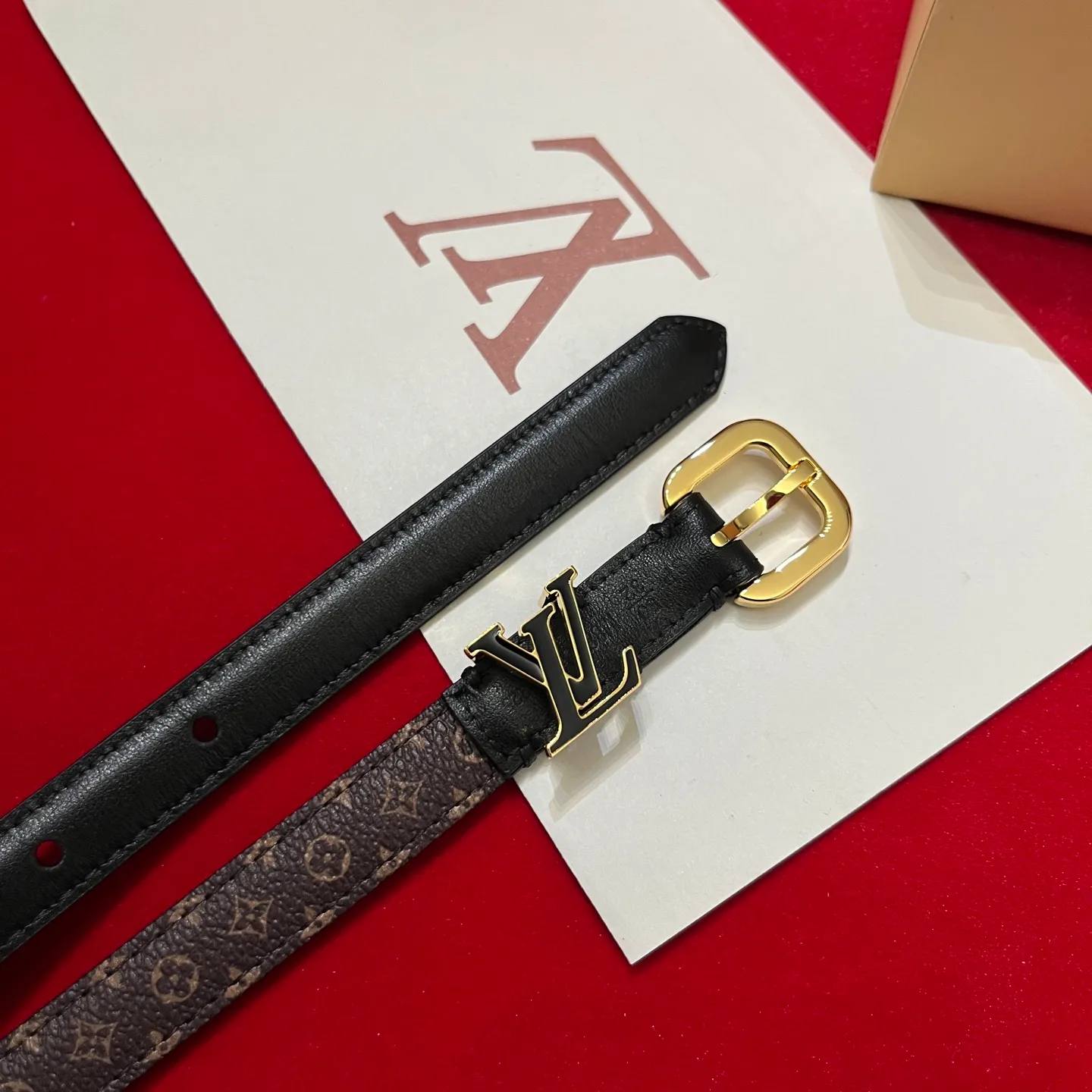 💰520💰Full package💰💍Purchasing agent level LV Donkey Home *｜Women's belt is new~ 1.5cm suitable for all kinds of outfits Black: the king of all-match, can handle both cold and warm colors Beige: a must-have for spring and summer Fresh and versatile The button design is the finishing touch Enamel ring effect Pin buckle makes the outfit instantly fashionable
