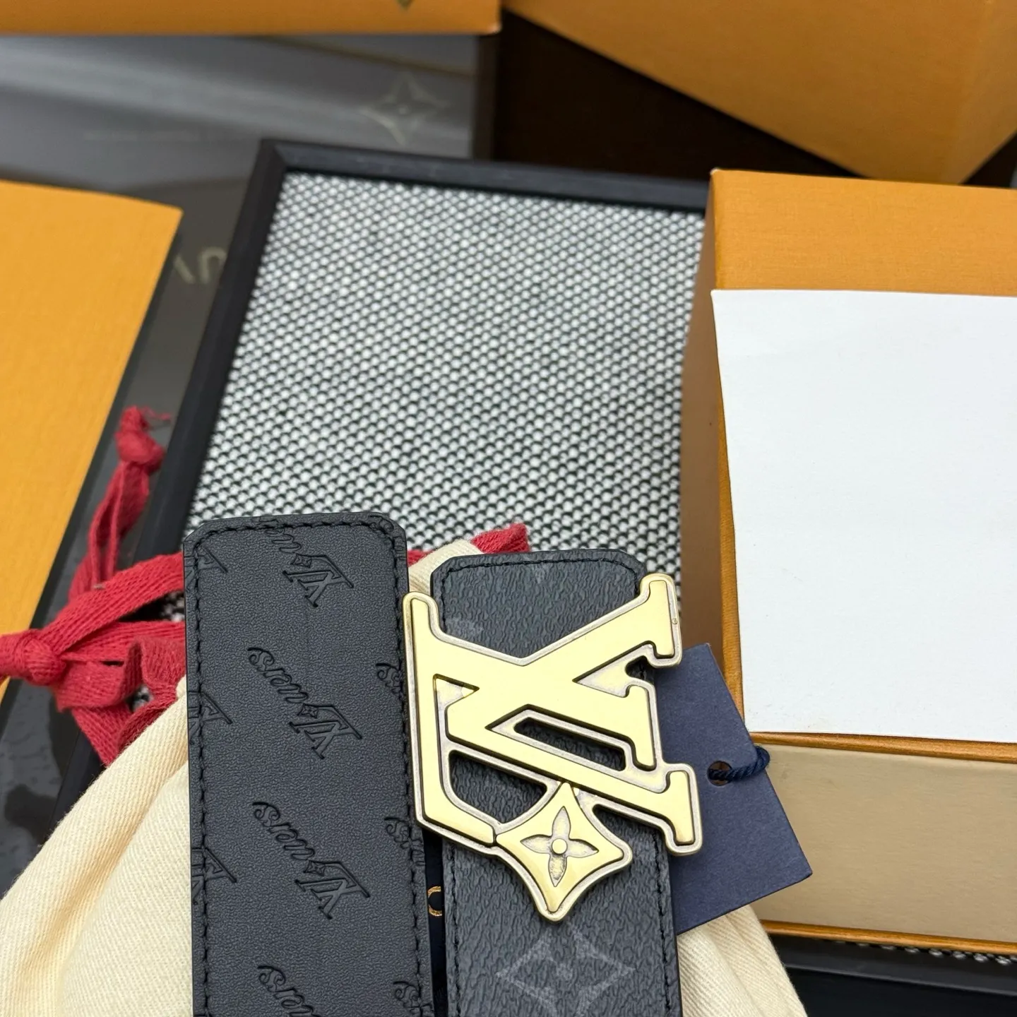💰480💰Full package💰 💍Purchasing-grade LV⚡️🌹Dimension double-sided belt combines creative heritage with gorgeous street style, highlighting the fashion vision of creative director Pharrell Williams. Monogram canvas covers the outer layer, and the LV Dimension metal buckle shimmers with subtle luster, making it possible to express your personality in various occasions.
