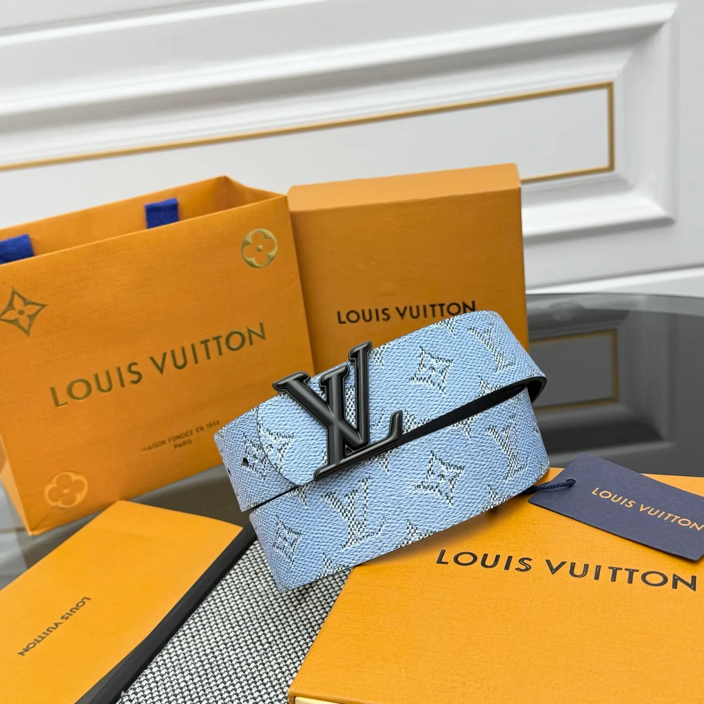 💰480💰Full package💰 💍Purchasing-grade LV⚡️🌹Dimension Monogram Héritage double-sided belt is spliced ​​with plain leather and Monogram coated canvas, presenting a new interpretation of the classic design. Brand elements are given a textured feel, and the LV letter buckle adds an eye-catching touch.