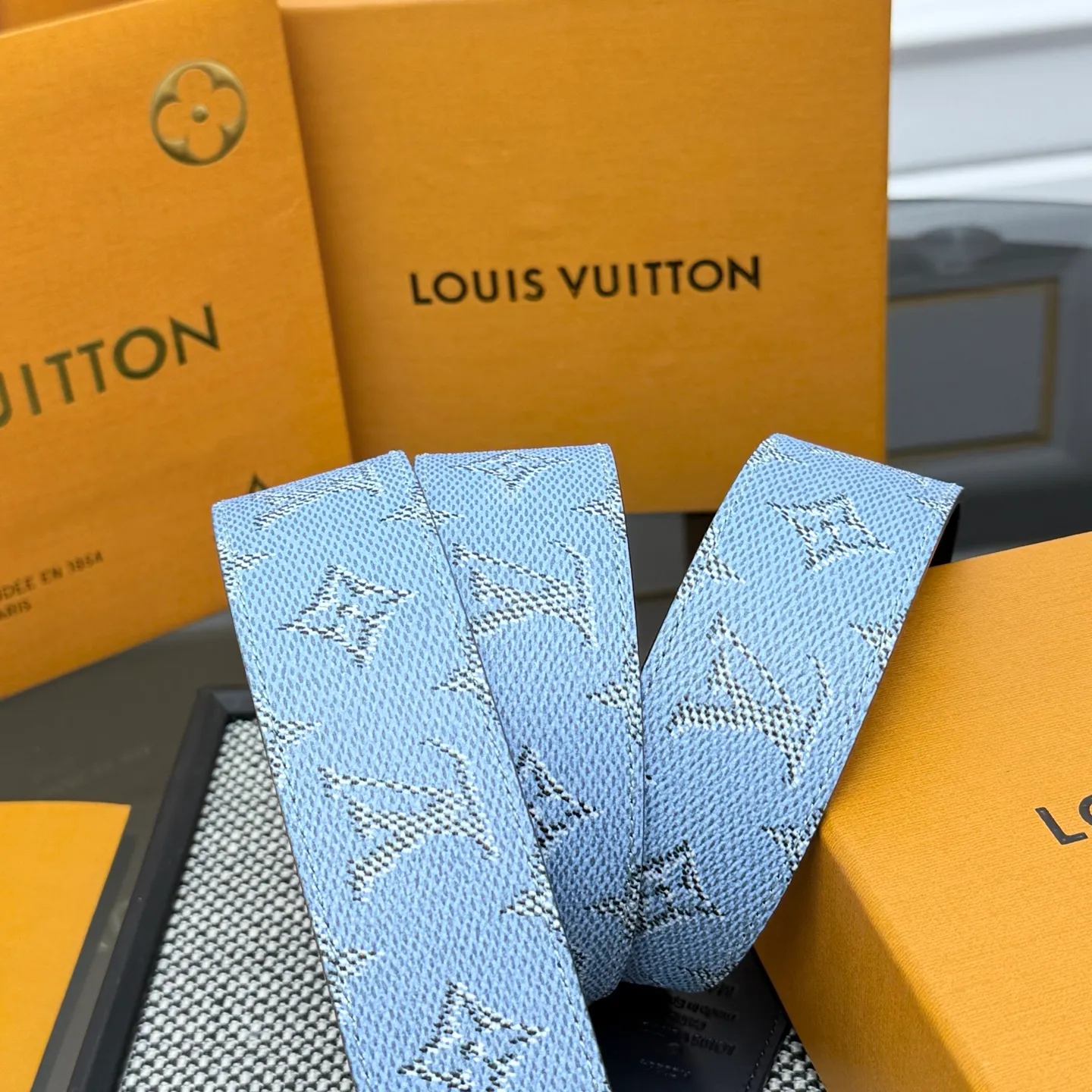 💰480💰Full package💰 💍Purchasing-grade LV⚡️🌹Dimension Monogram Héritage double-sided belt is spliced ​​with plain leather and Monogram coated canvas, presenting a new interpretation of the classic design. Brand elements are given a textured feel, and the LV letter buckle adds an eye-catching touch.