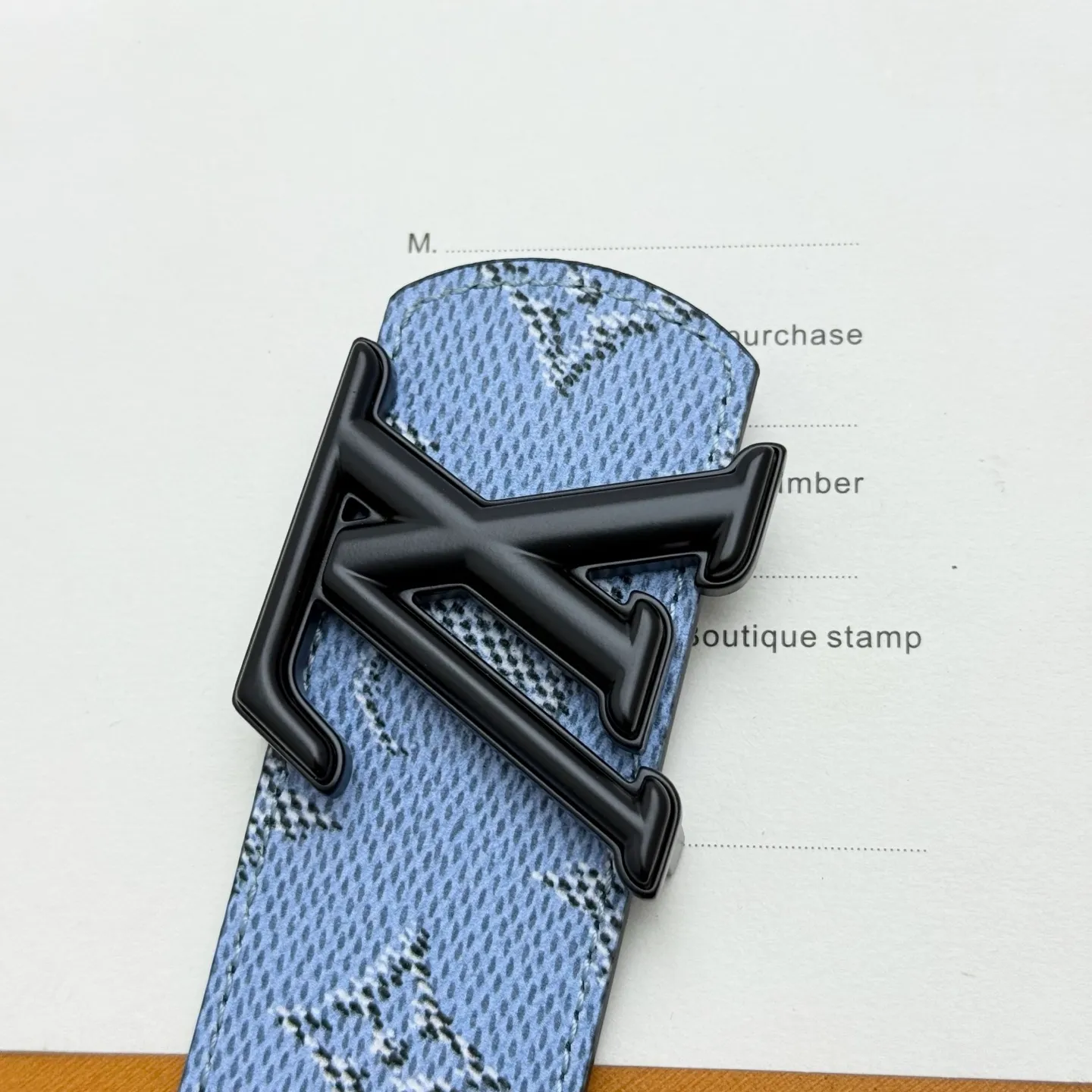 💰480💰Full package💰 💍Purchasing-grade LV⚡️🌹Dimension Monogram Héritage double-sided belt is spliced ​​with plain leather and Monogram coated canvas, presenting a new interpretation of the classic design. Brand elements are given a textured feel, and the LV letter buckle adds an eye-catching touch.