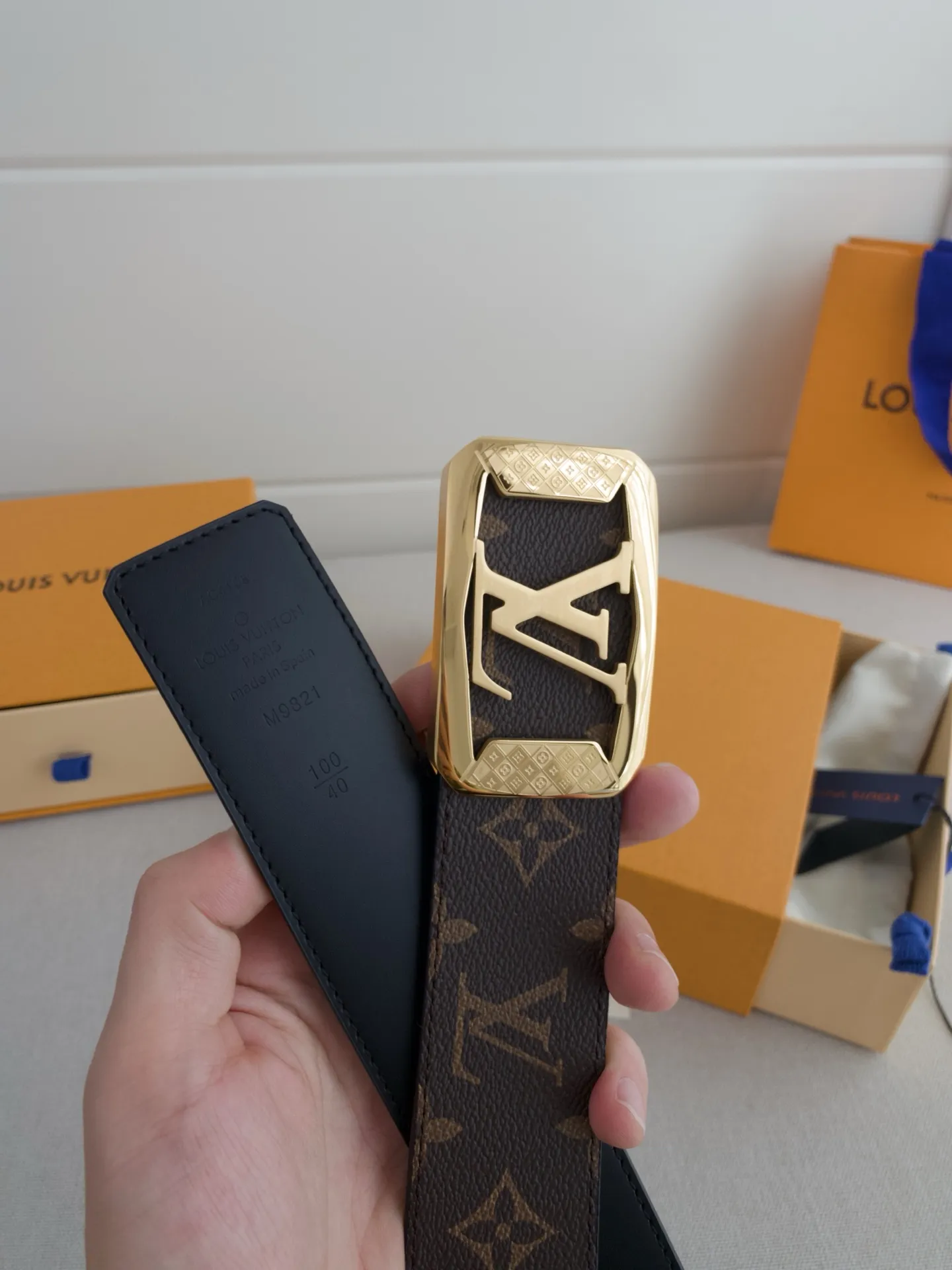 💰480💰Full package💰 💍Purchasing-grade LV luxury modern Taurillon leather, decorated with elegant and elegant iconic LV initials. Soft yet sturdy leather belt, two-tone, reversible; pairs well with everything from formal wear to casual wear. Width 4.0cm.