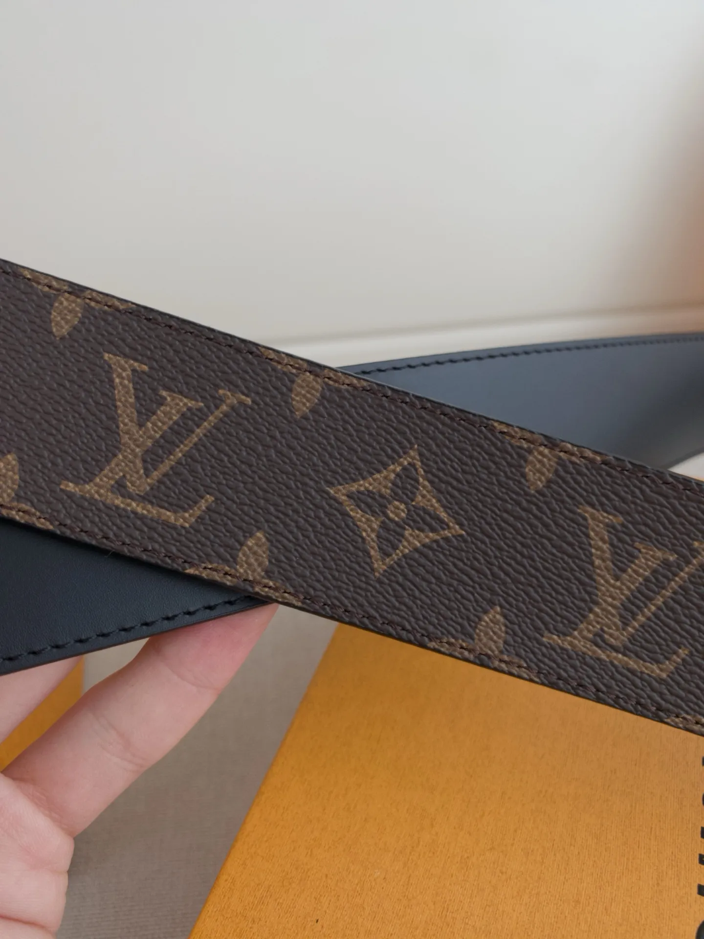 💰480💰Full package💰 💍Purchasing-grade LV luxury modern Taurillon leather, decorated with elegant and elegant iconic LV initials. Soft yet sturdy leather belt, two-tone, reversible; pairs well with everything from formal wear to casual wear. Width 4.0cm.