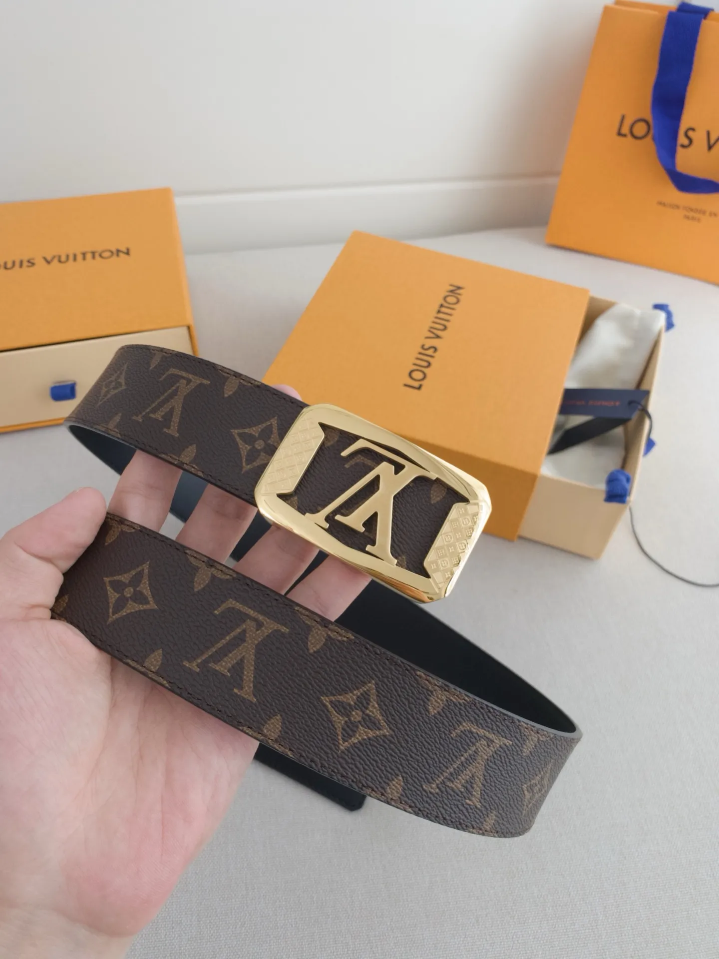 💰480💰Full package💰 💍Purchasing-grade LV luxury modern Taurillon leather, decorated with elegant and elegant iconic LV initials. Soft yet sturdy leather belt, two-tone, reversible; pairs well with everything from formal wear to casual wear. Width 4.0cm.