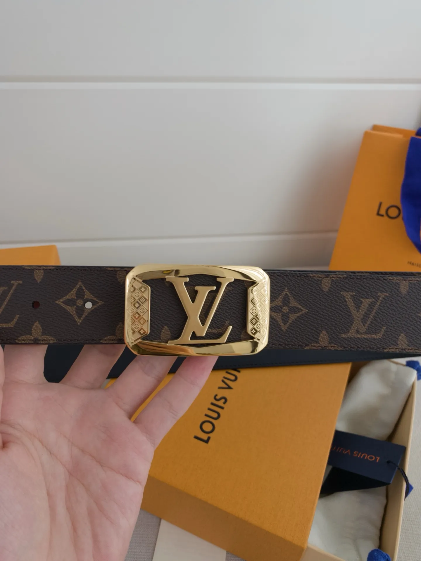 💰480💰Full package💰 💍Purchasing-grade LV luxury modern Taurillon leather, decorated with elegant and elegant iconic LV initials. Soft yet sturdy leather belt, two-tone, reversible; pairs well with everything from formal wear to casual wear. Width 4.0cm.