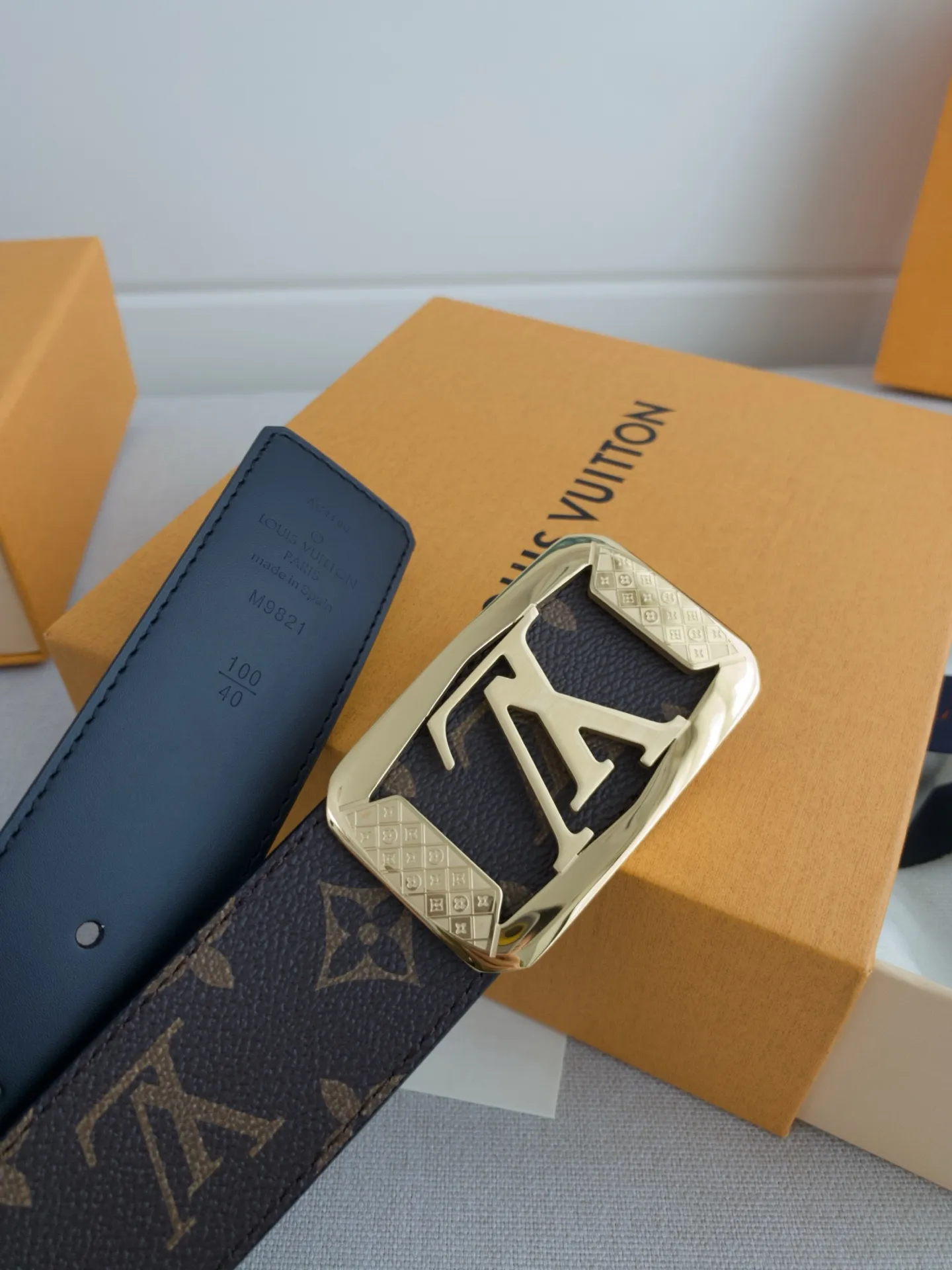 💰480💰Full package💰 💍Purchasing-grade LV luxury modern Taurillon leather, decorated with elegant and elegant iconic LV initials. Soft yet sturdy leather belt, two-tone, reversible; pairs well with everything from formal wear to casual wear. Width 4.0cm.