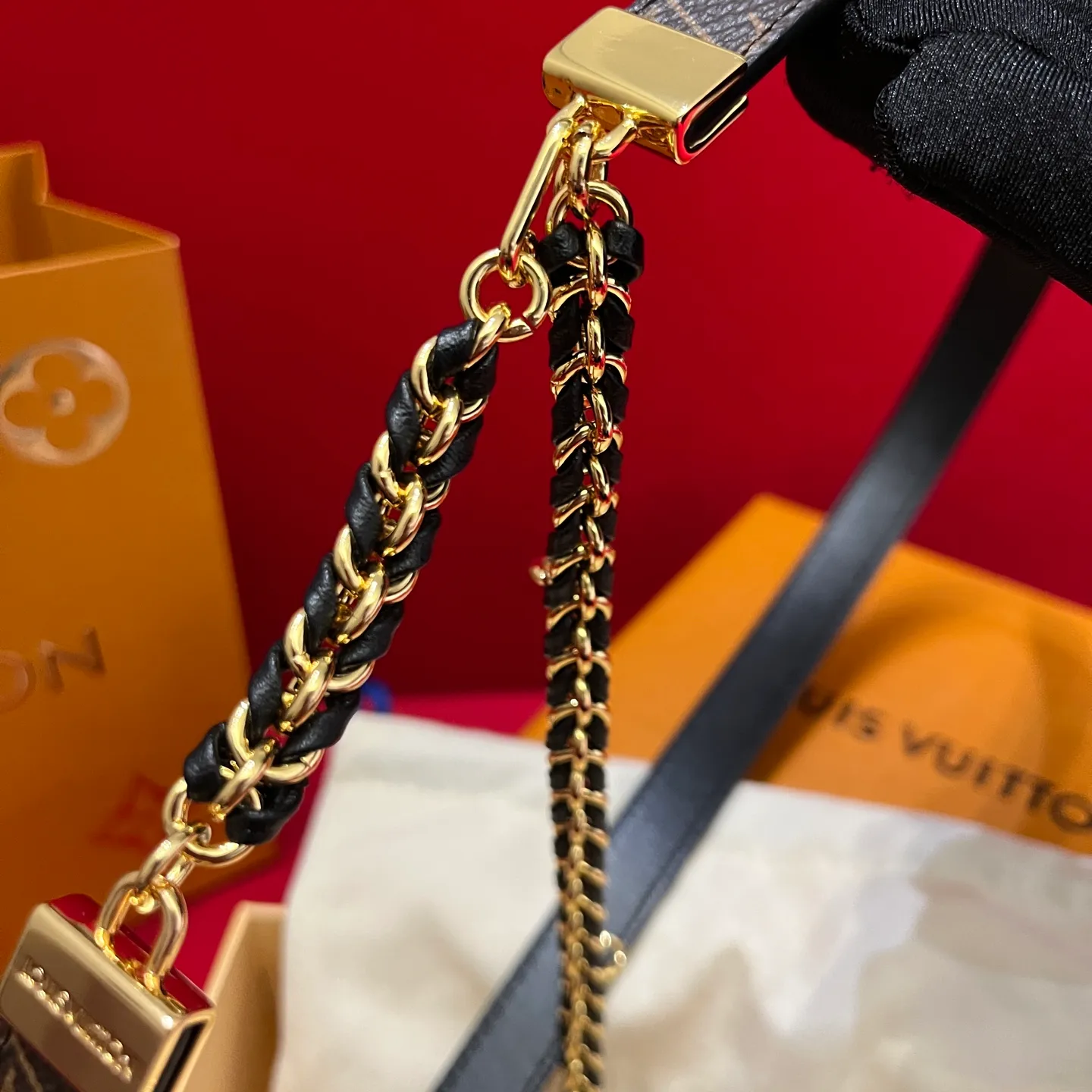 💰600💰Full set package💰 💍Purchase level LV's super nice slim waist chain for women ✨ 20mm, half of it is a chain that makes you feel like a waist chain, and half of it is a belt that you can't put it down. It can be switched at will and can be used as a belt or a waist chain or tied to the outside of a coat. It is also very good. The length is very user-friendly and can be adjusted in length🉑