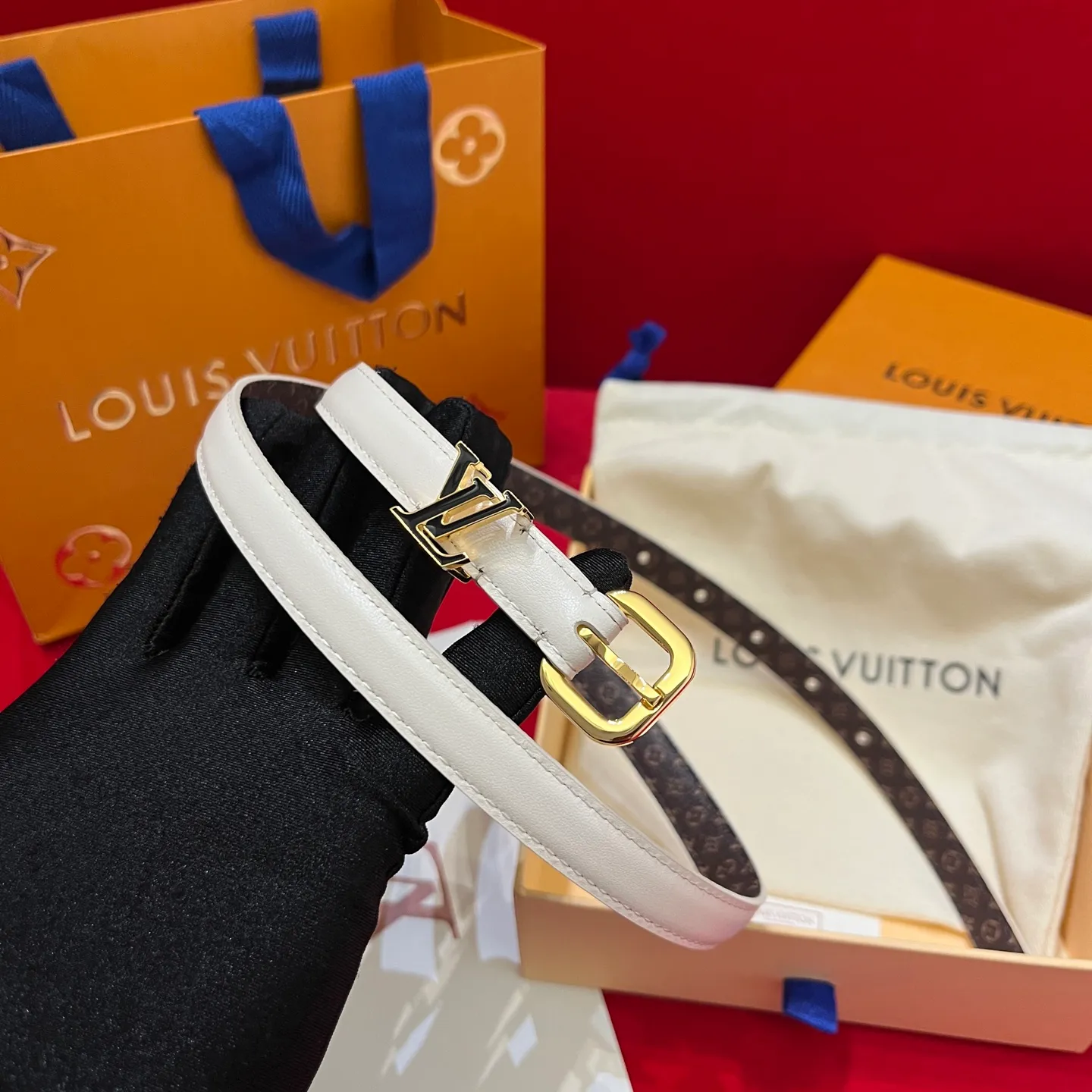 💰520💰Full package💰💍Purchasing agent level LV Donkey Home *｜Women's belt is new~ 1.5cm suitable for all kinds of outfits Black: the king of all-match, can handle both cold and warm colors Beige: a must-have for spring and summer Fresh and versatile The button design is the finishing touch Enamel ring effect Pin buckle makes the outfit instantly fashionable