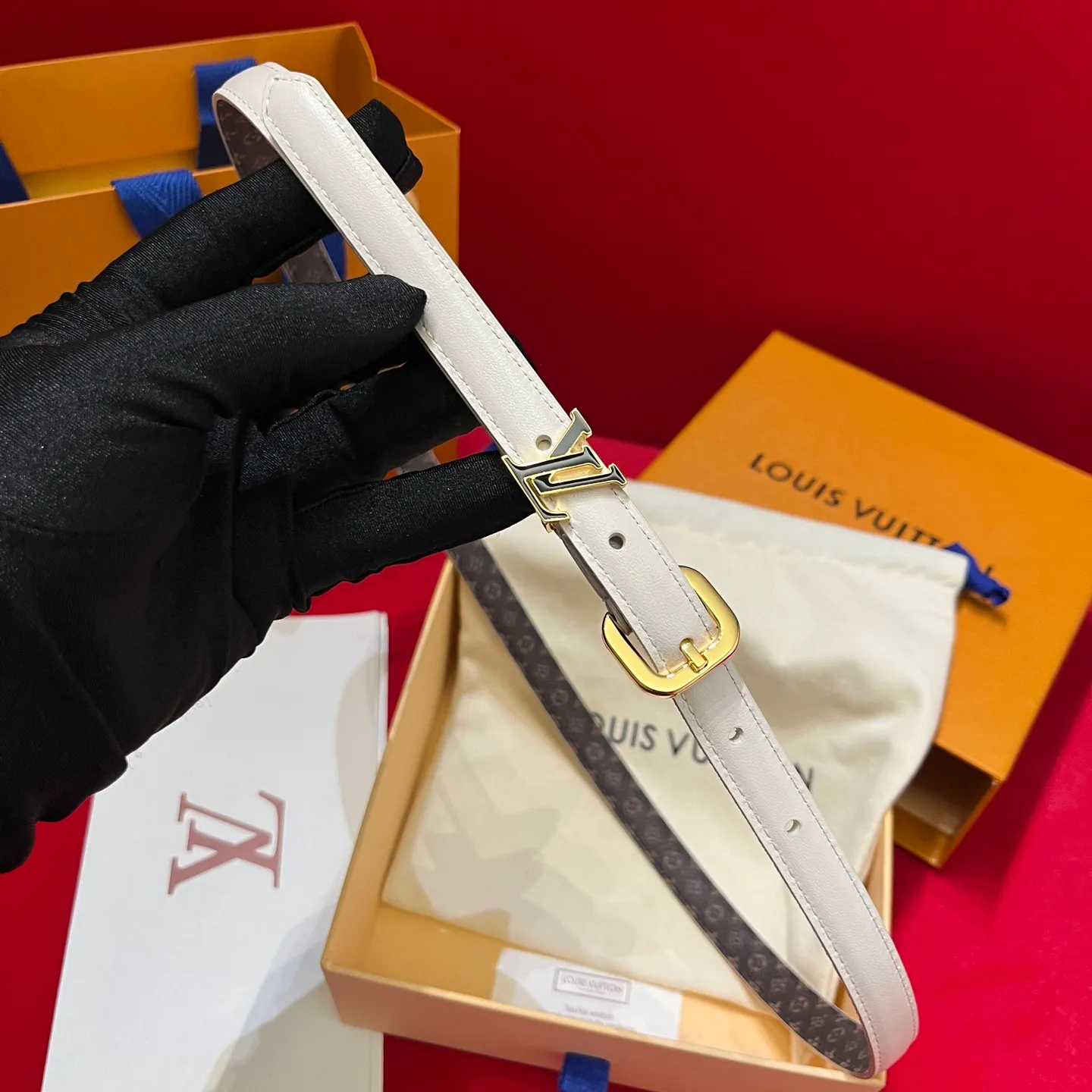💰520💰Full package💰💍Purchasing agent level LV Donkey Home *｜Women's belt is new~ 1.5cm suitable for all kinds of outfits Black: the king of all-match, can handle both cold and warm colors Beige: a must-have for spring and summer Fresh and versatile The button design is the finishing touch Enamel ring effect Pin buckle makes the outfit instantly fashionable