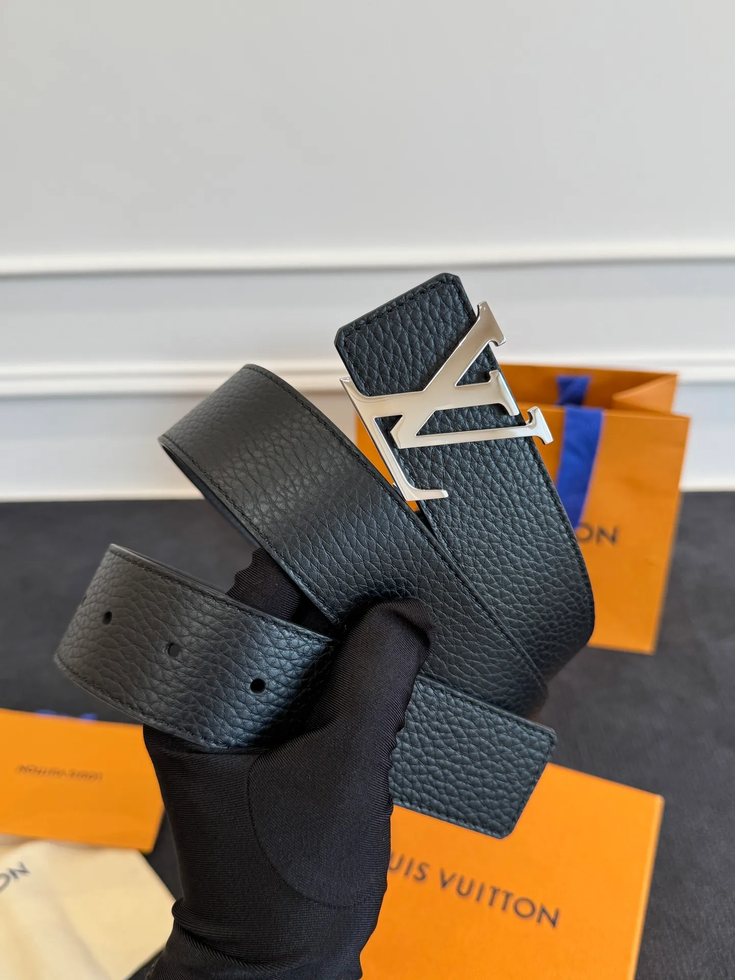 💰520💰Full package💰 💍Purchasing agent level LV men's belt⚡️🌹Small single item enhances clothes!!! Width 4.0cm⚡️🌹Selected imported calfskin on both sides. Pure cowhide with pebbled pattern on the belt. Boutique letter buckle is simple and elegant⚡️🌹Low-key and very suitable for daily use