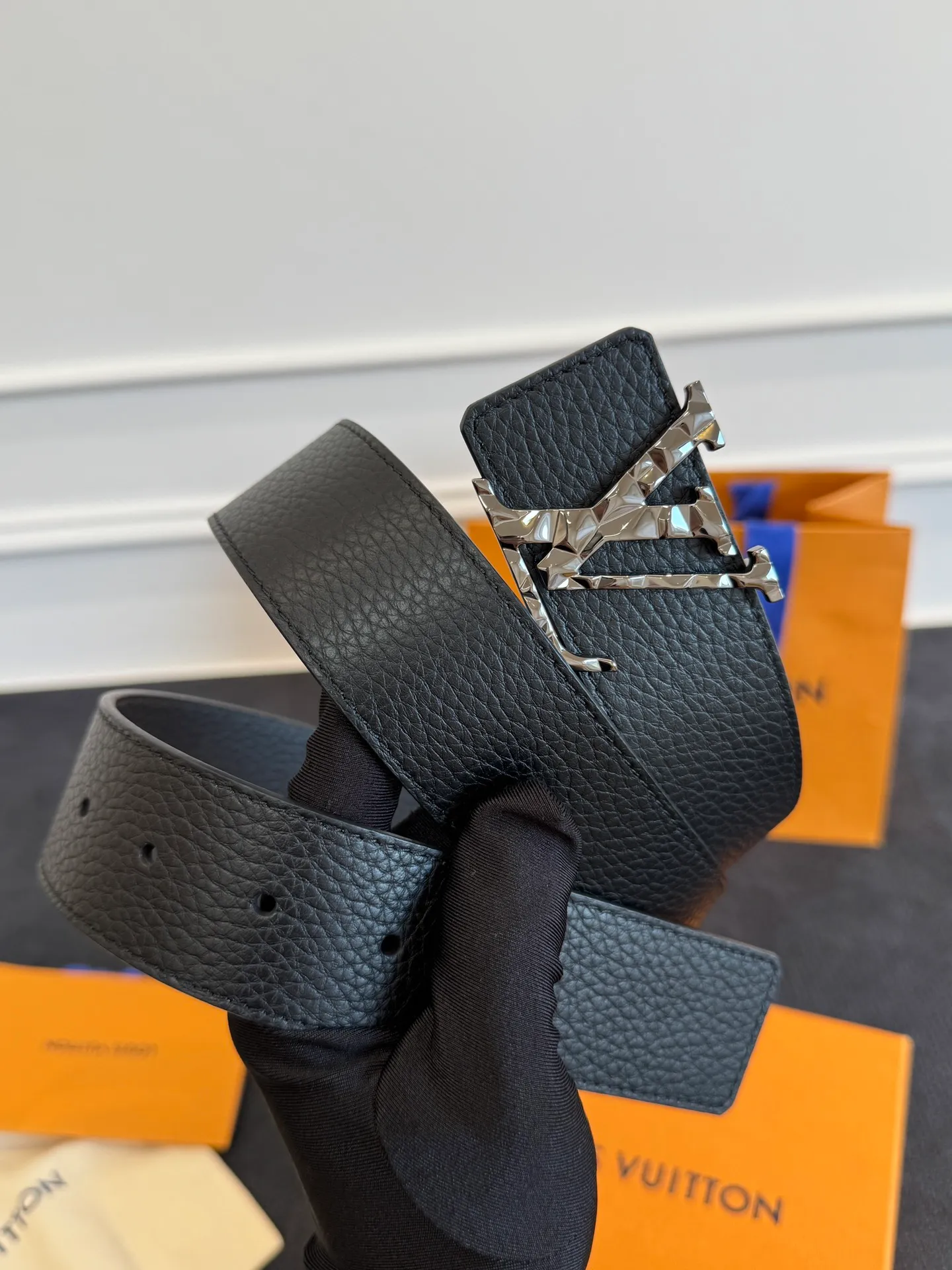💰520💰Full package💰 💍Purchasing agent level LV men's belt⚡️🌹Small single item enhances clothes!!! Width 4.0cm⚡️🌹Selected imported calfskin on both sides. Pure cowhide with pebbled pattern on the belt. Boutique letter buckle is simple and elegant⚡️🌹Low-key and very suitable for daily use
