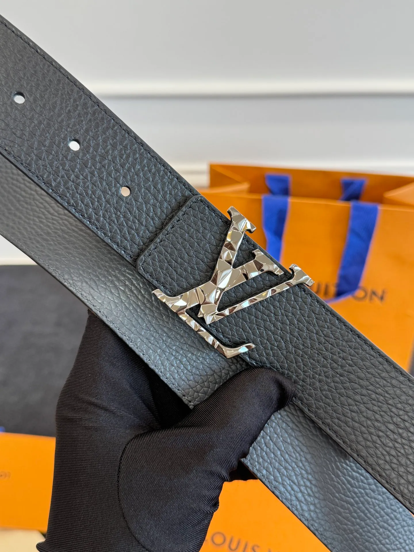 💰520💰Full package💰 💍Purchasing agent level LV men's belt⚡️🌹Small single item enhances clothes!!! Width 4.0cm⚡️🌹Selected imported calfskin on both sides. Pure cowhide with pebbled pattern on the belt. Boutique letter buckle is simple and elegant⚡️🌹Low-key and very suitable for daily use