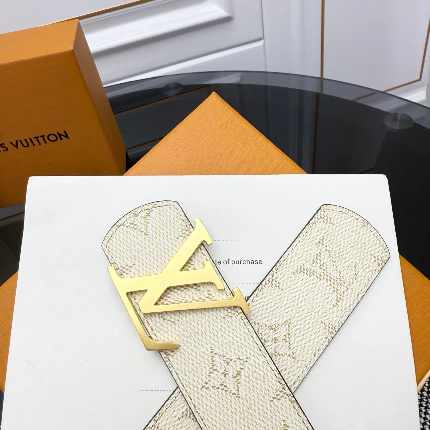 💰480💰Full package💰 💍Purchasing-grade LV Dimension Monogram Héritage double-sided belt is spliced ​​with plain leather and Monogram coated canvas, presenting a new interpretation of the classic design. Brand elements are given a textured feel, and the LV letter buckle adds an eye-catching touch.