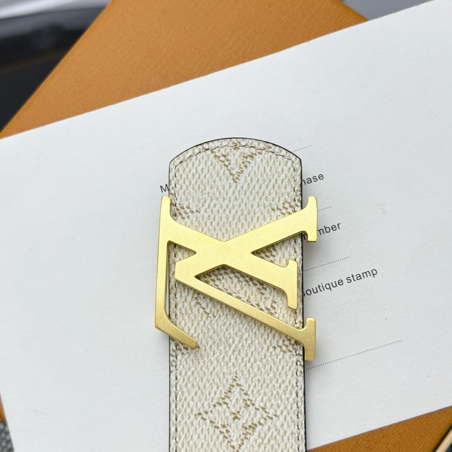 💰480💰Full package💰 💍Purchasing-grade LV Dimension Monogram Héritage double-sided belt is spliced ​​with plain leather and Monogram coated canvas, presenting a new interpretation of the classic design. Brand elements are given a textured feel, and the LV letter buckle adds an eye-catching touch.