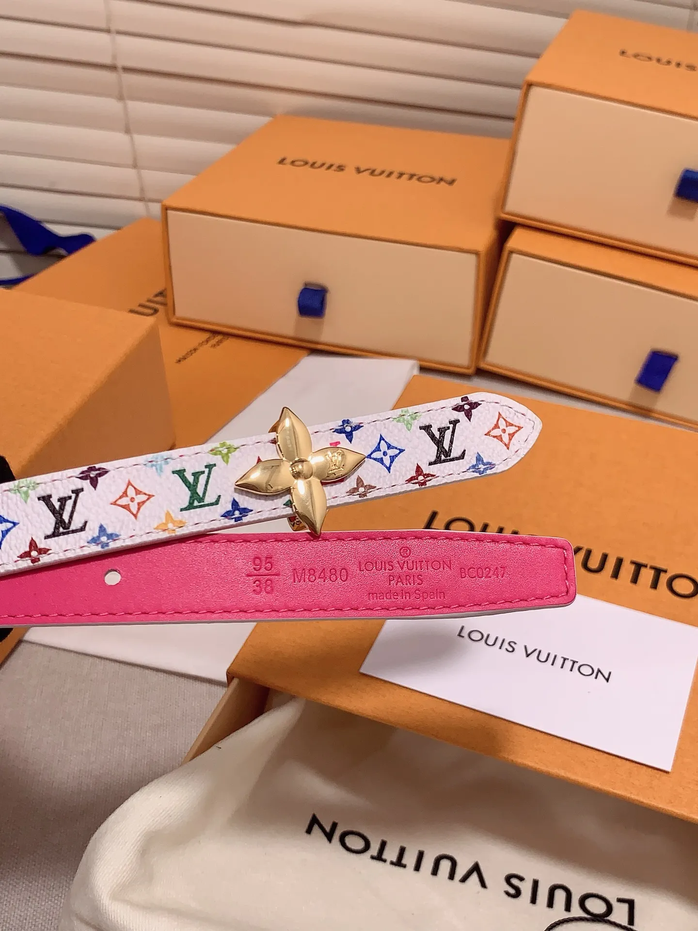💰460💰Full package💰 💍Purchasing-grade Louis vuitton⚡️🌹Width: 1.5cm l v Takashi Murakami co-branded belt. Practical and exquisite ⚡️🌹Exquisite and beautiful 1.5mm women's belt⚡️🌹With a flower-shaped enamel effect letter buckle, the upper body effect is great.