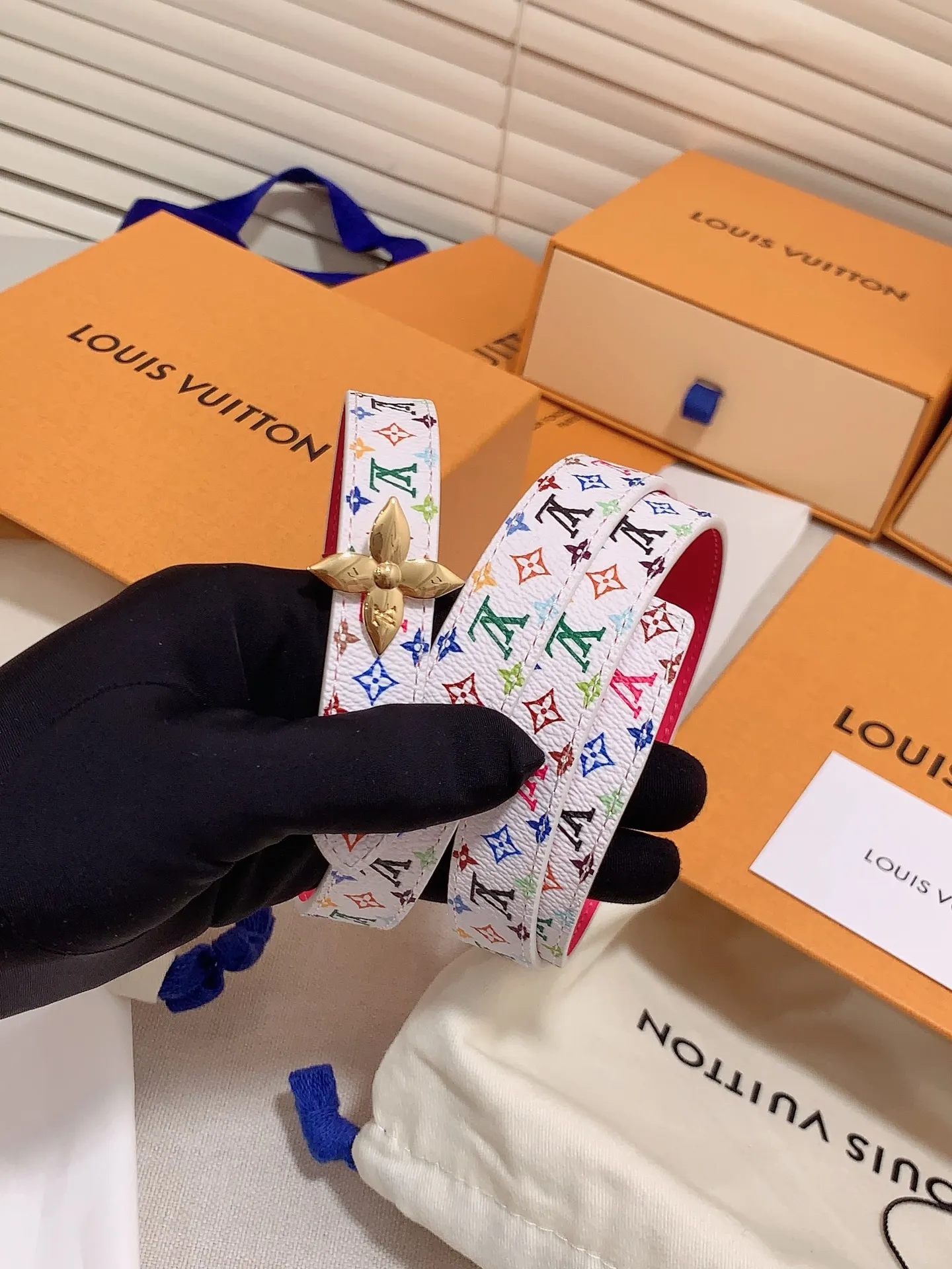 💰460💰Full package💰 💍Purchasing-grade Louis vuitton⚡️🌹Width: 1.5cm l v Takashi Murakami co-branded belt. Practical and exquisite ⚡️🌹Exquisite and beautiful 1.5mm women's belt⚡️🌹With a flower-shaped enamel effect letter buckle, the upper body effect is great.