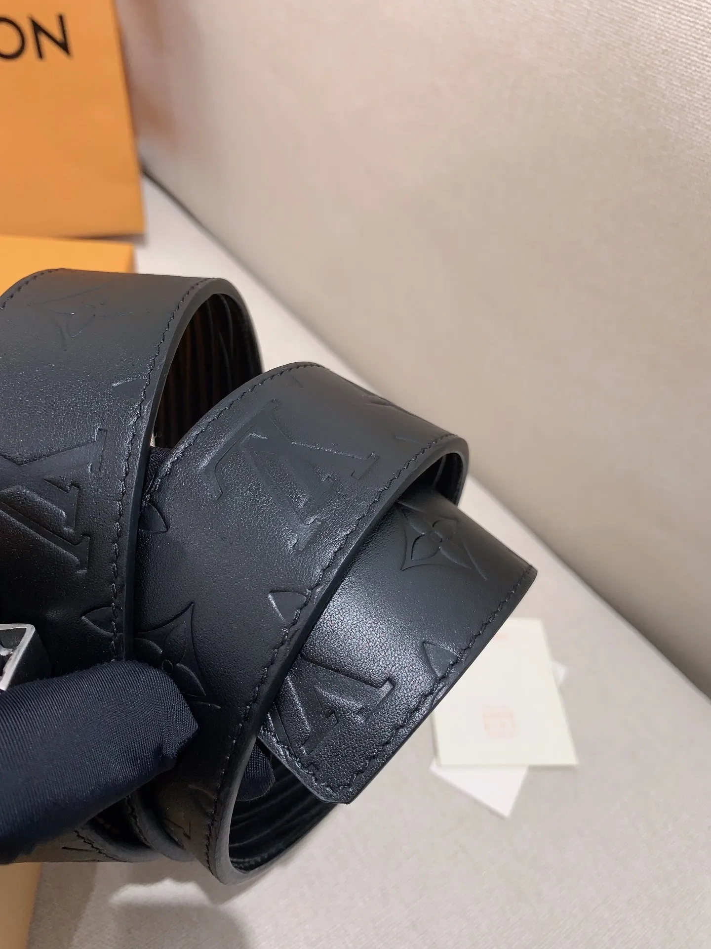 💰480💰Full package💰 💍Purchase level Men's LV Louis Vuitton belt Men's classic cowhide belt with 316 stainless steel Pin buckle with engraved letters Lv buckle Width: 4.0cm