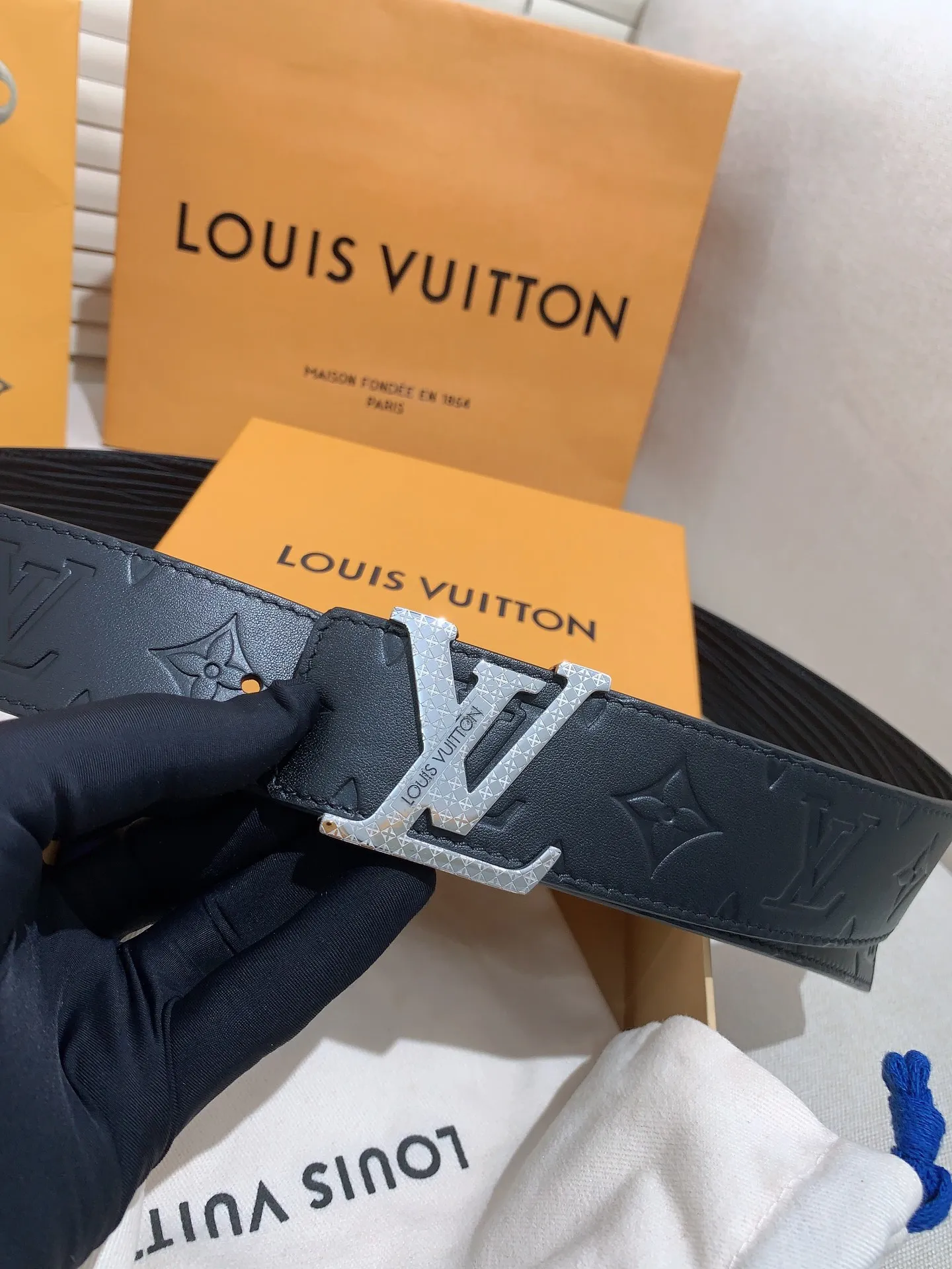 💰480💰Full package💰 💍Purchase level Men's LV Louis Vuitton belt Men's classic cowhide belt with 316 stainless steel Pin buckle with engraved letters Lv buckle Width: 4.0cm