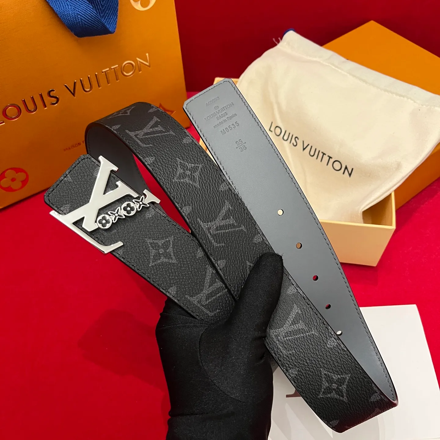 💰480💰Full package💰 💍Purchase level LV men’s latest top-quality belt Width 40mm One side of the belt is made of customized canvas fabric and the other side is imported original calfskin Double-sided use Equipped with classic letter buckle Top-notch craftsmanship Super good texture