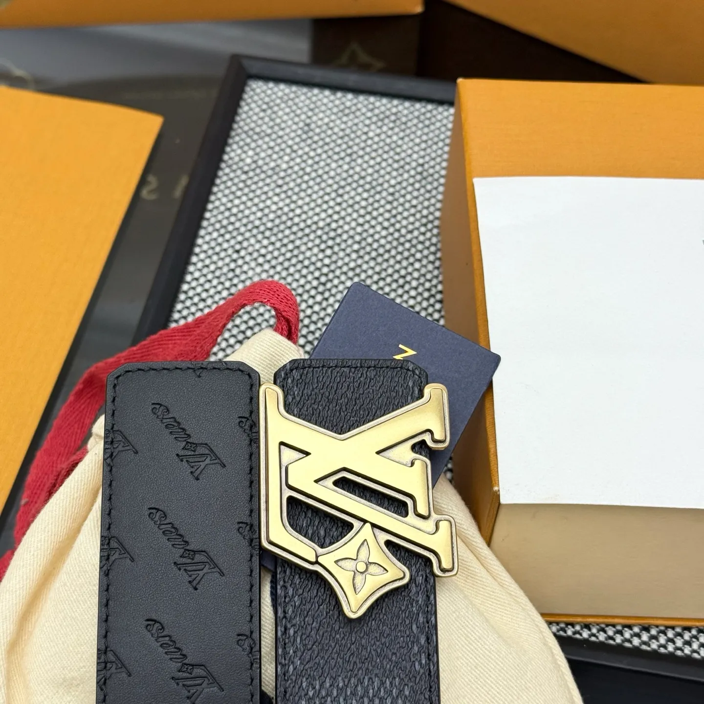 💰480💰Full package💰 💍Purchasing-grade LV⚡️🌹Dimension double-sided belt combines creative heritage with gorgeous street style, highlighting the fashion vision of creative director Pharrell Williams. Monogram canvas covers the outer layer, and the LV Dimension metal buckle shimmers with subtle luster, making it possible to express your personality in various occasions.
