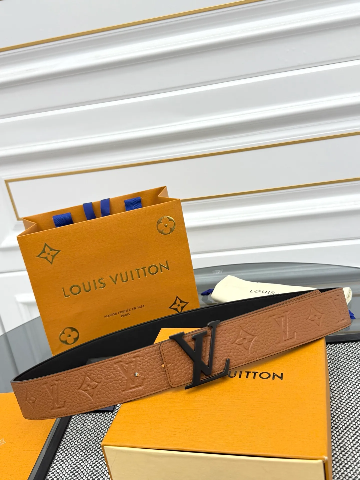 💰520💰Full package💰 💍Purchase level LV⚡️🌹Trendy men's wear New belt L V NEW Width 4cm The belt surface is made of imported Togo pebbles embossed with floral patterns. Pure black original calfskin bottom. Excellent hand feel. Paired with exquisite buckles of the same color as the belt. Multi-color🉑selected. Matches original packaging📦