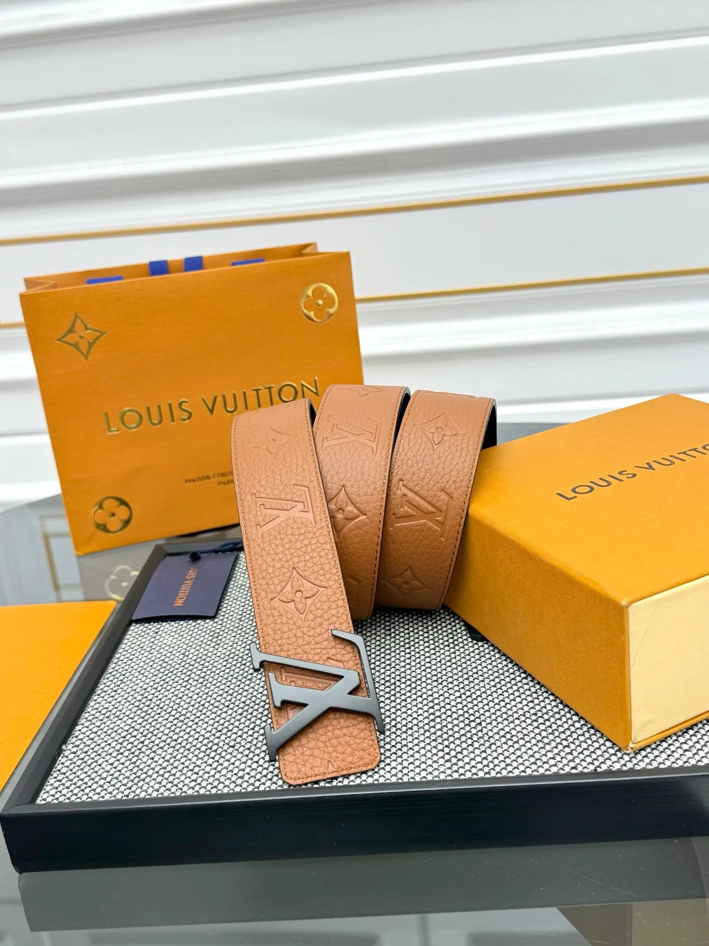 💰520💰Full package💰 💍Purchase level LV⚡️🌹Trendy men's wear New belt L V NEW Width 4cm The belt surface is made of imported Togo pebbles embossed with floral patterns. Pure black original calfskin bottom. Excellent hand feel. Paired with exquisite buckles of the same color as the belt. Multi-color🉑selected. Matches original packaging📦