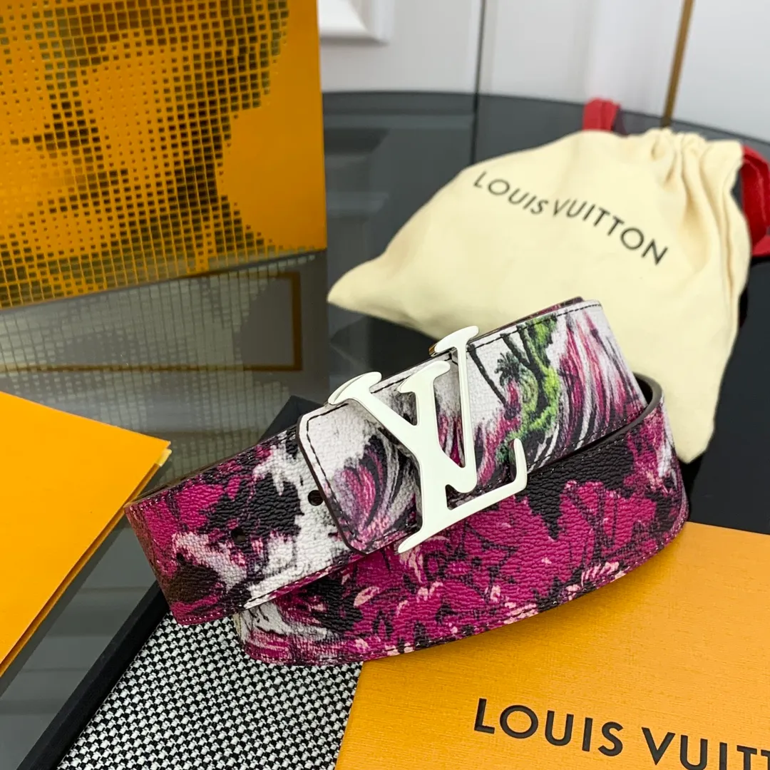 💰480💰Full package💰 💍Purchase-grade LV Louis Vuitton [New product] Genuine version Width 40MM The 2024 early autumn men's wear series follows the footsteps of Dandy sailors and embarks on a global journey. This LV Tag reversible belt has a surf-style pattern on one side, evoking memories of tropical island trips, and flips it over to reveal the classic Monogram element. LV Tag buckle adds another touch of attention