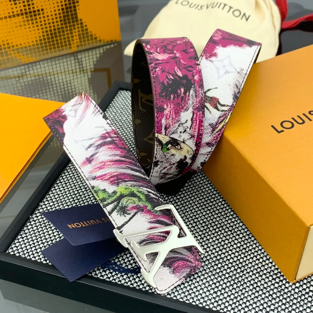 💰480💰Full package💰 💍Purchase-grade LV Louis Vuitton [New product] Genuine version Width 40MM The 2024 early autumn men's wear series follows the footsteps of Dandy sailors and embarks on a global journey. This LV Tag reversible belt has a surf-style pattern on one side, evoking memories of tropical island trips, and flips it over to reveal the classic Monogram element. LV Tag buckle adds another touch of attention
