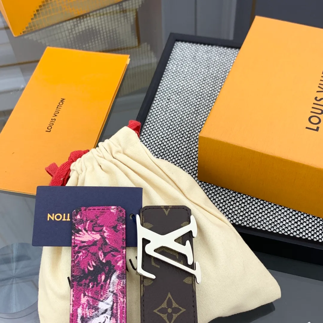 💰480💰Full package💰 💍Purchase-grade LV Louis Vuitton [New product] Genuine version Width 40MM The 2024 early autumn men's wear series follows the footsteps of Dandy sailors and embarks on a global journey. This LV Tag reversible belt has a surf-style pattern on one side, evoking memories of tropical island trips, and flips it over to reveal the classic Monogram element. LV Tag buckle adds another touch of attention