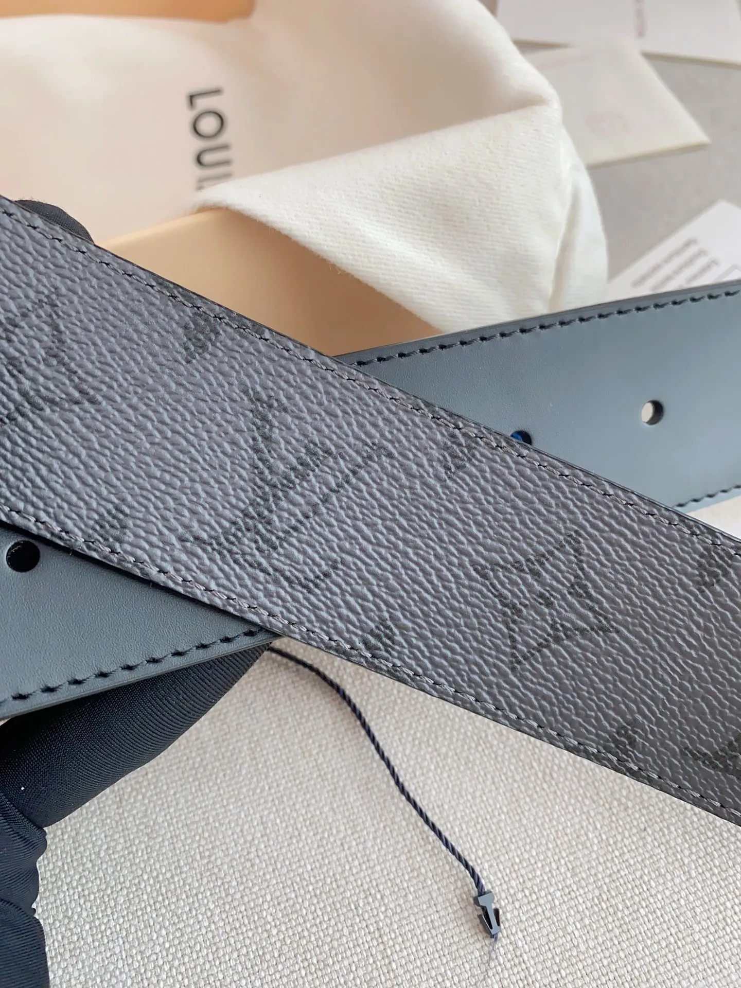 💰480💰Full package💰 💍Purchasing-grade LV⚡️🌹Luxurious modern Taurillon leather, decorated with the elegant and elegant iconic ⚡️🌹LV initials. Soft and strong belt ⚡️🌹Double-sided imported cowhide can be used on both sides; can be matched with various clothing from dresses to casual wear. Width 4.0cm