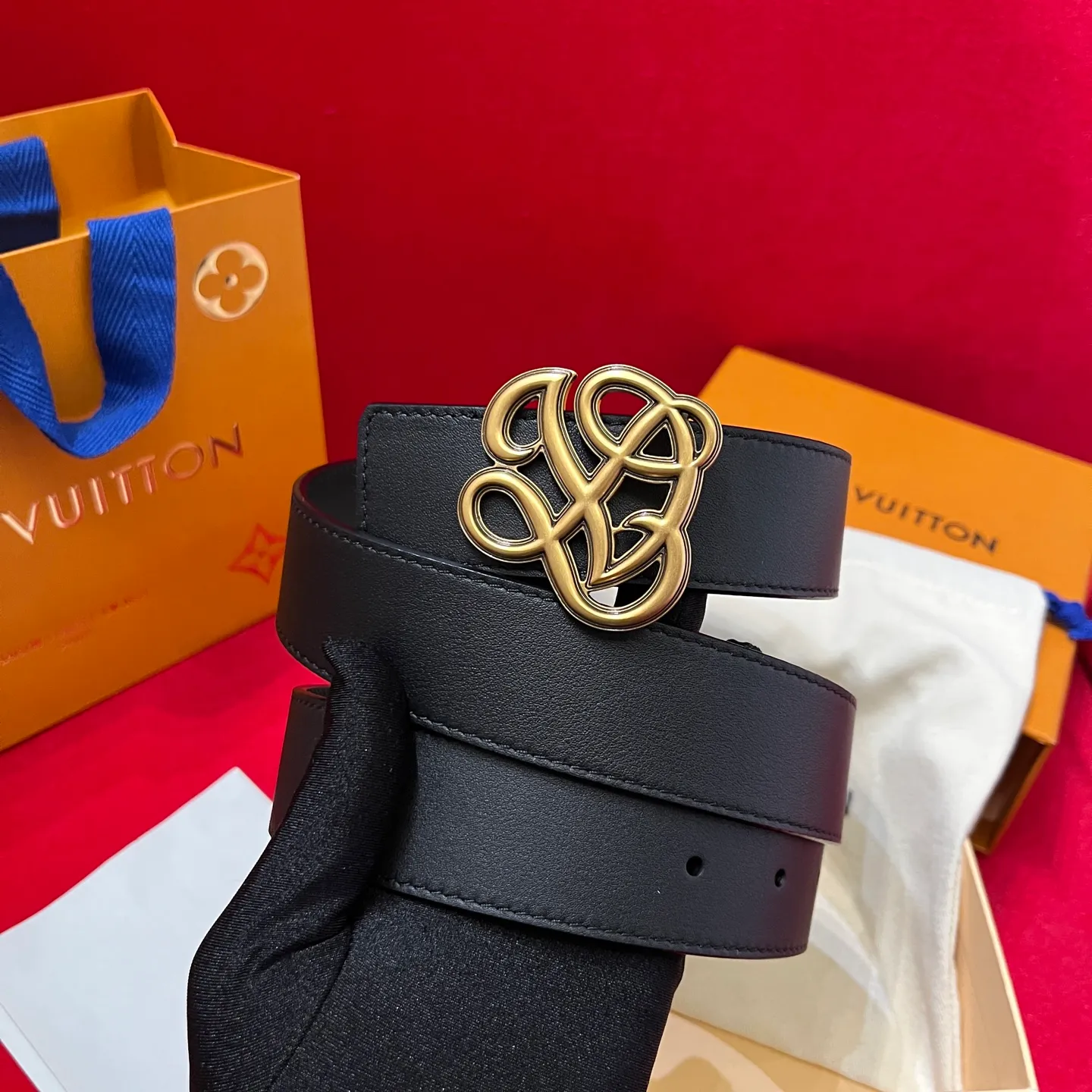 💰560💰Full package💰 💍Purchasing-grade LV⚡️🌹Simple but high-end fashionable✨❗️Donkey brand men’s belt⚡️🌹Width 3.5cm, imported calfskin on both sides, usable on both sides, brand new intricately intertwined exquisite buckles, this is the right choice for those who don’t like exaggerated big logos⚡️🌹