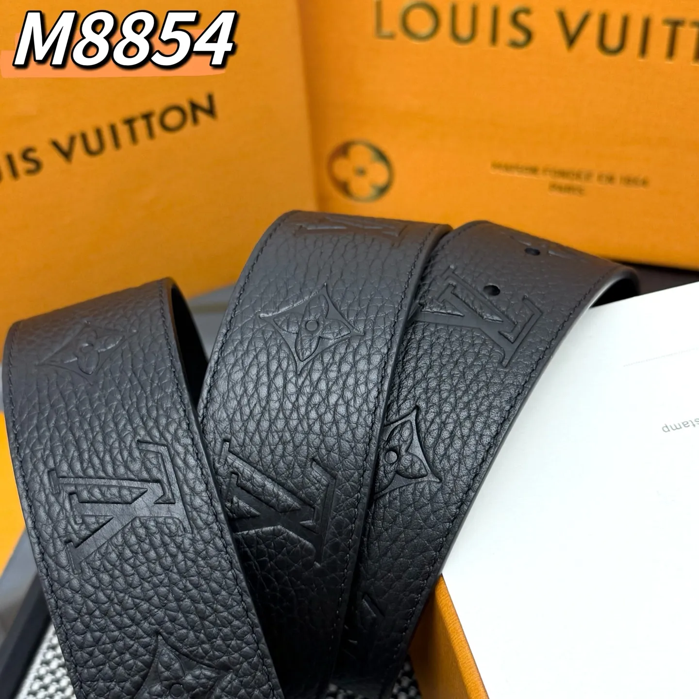💰520💰Full package💰 💍Purchase level ⚡️M8854 LV Shadow belt has Monogram Shadow⚡️The classic style of leather and the restrained style of plain leather⚡️Then enamel stripes are painted on the LV buckle, refreshing the men's wardrobe with a modern touch⚡️Width 4.0cm