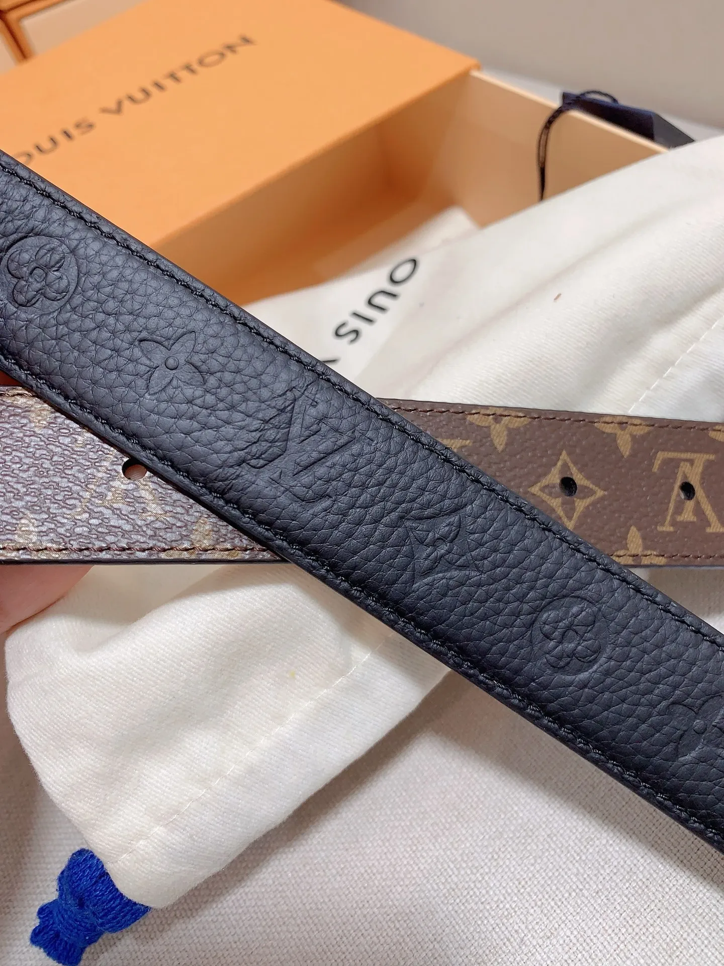 💰480💰Full package💰 💍Purchase level This 3.0cm LV Initiales double-sided belt achieves two styles with its classic appearance: Monogram canvas conveys leisure and comfort, grained cow leather reveals elegant style, and is matched with LV Initiales buckle