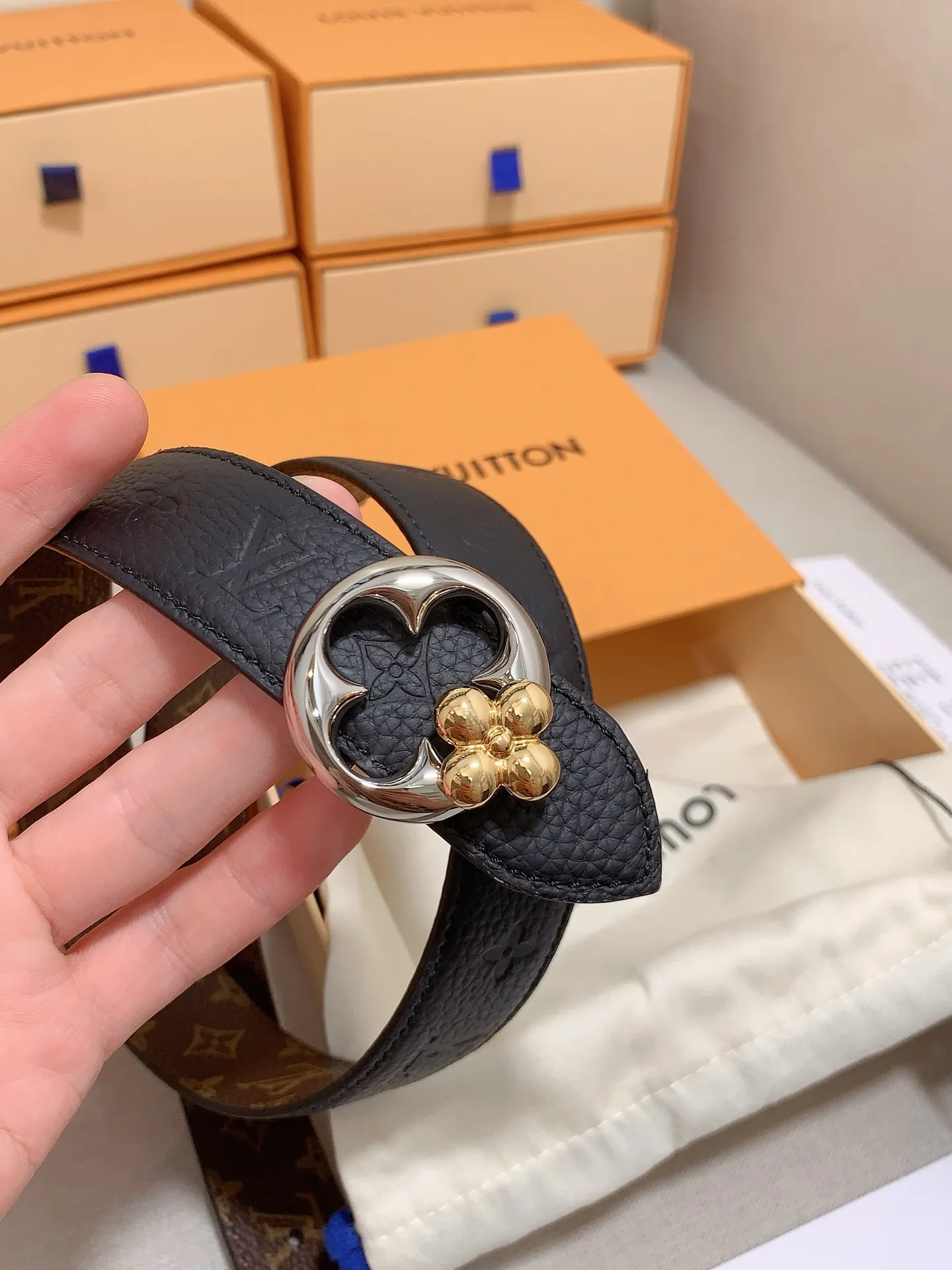 💰480💰Full package💰 💍Purchase level This 3.0cm LV Initiales double-sided belt achieves two styles with its classic appearance: Monogram canvas conveys leisure and comfort, grained cow leather reveals elegant style, and is matched with LV Initiales buckle