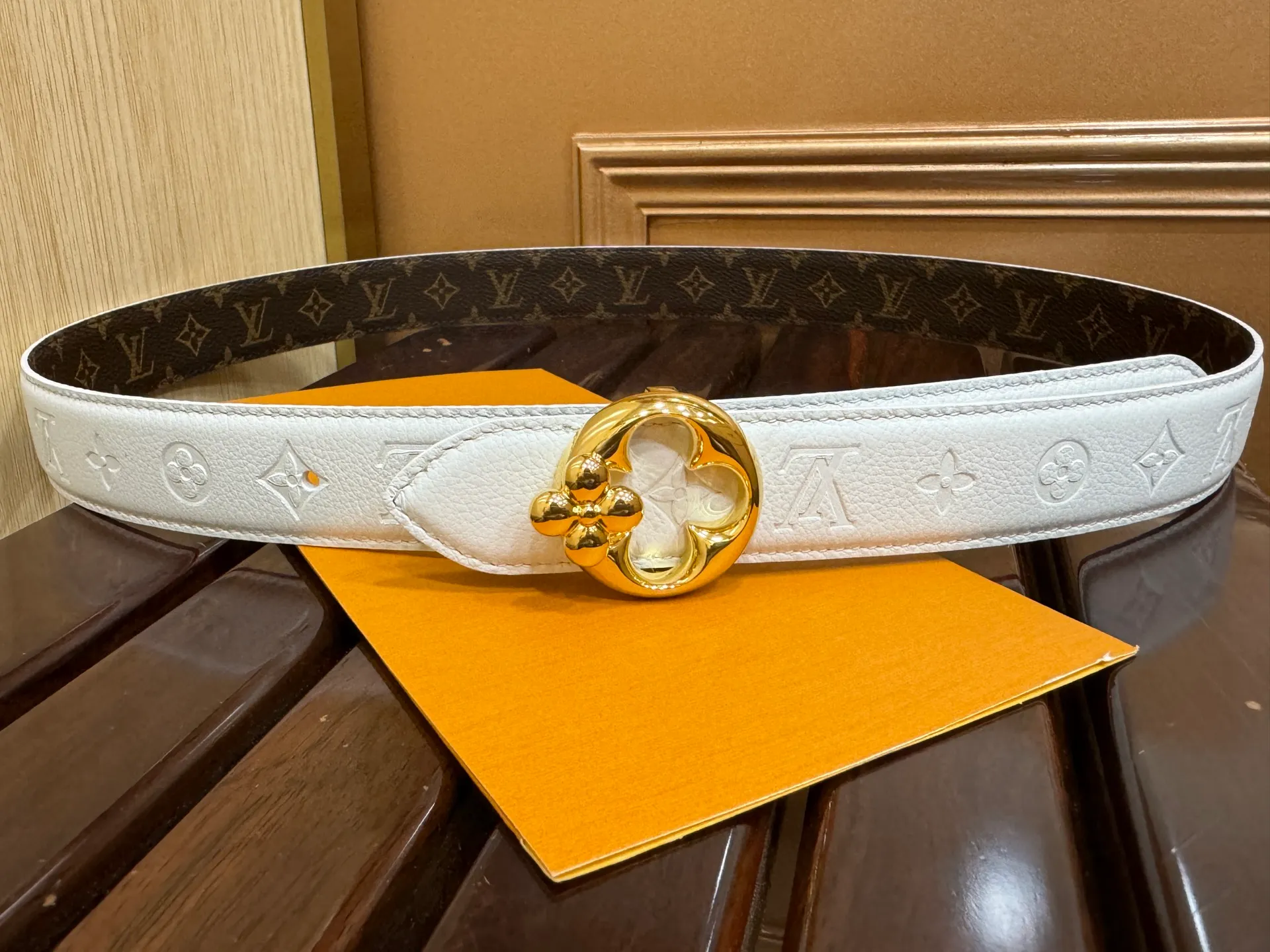 💰480💰Full package💰 💍Purchasing agent level LV women's belt⚡️🌹Width 3.0cm Customized canvas fabric/Imported Italian lychee embossed with pattern effect, ⚡️🌹Stainless steel electroplated thick gold flower-shaped hanging buckle⚡️🌹Double-sided available