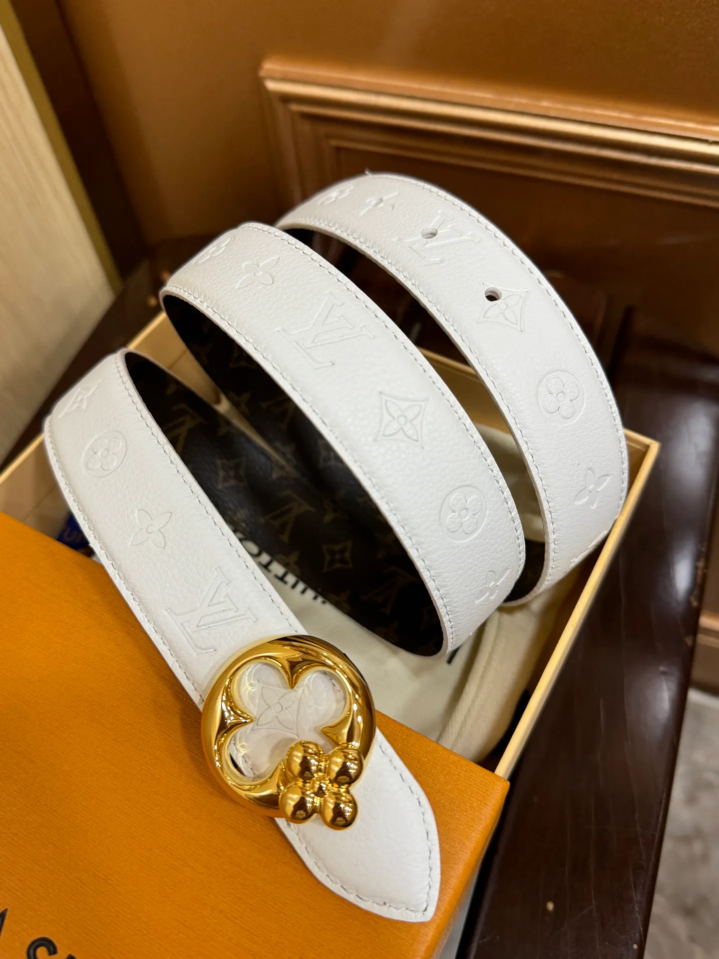 💰480💰Full package💰 💍Purchasing agent level LV women's belt⚡️🌹Width 3.0cm Customized canvas fabric/Imported Italian lychee embossed with pattern effect, ⚡️🌹Stainless steel electroplated thick gold flower-shaped hanging buckle⚡️🌹Double-sided available
