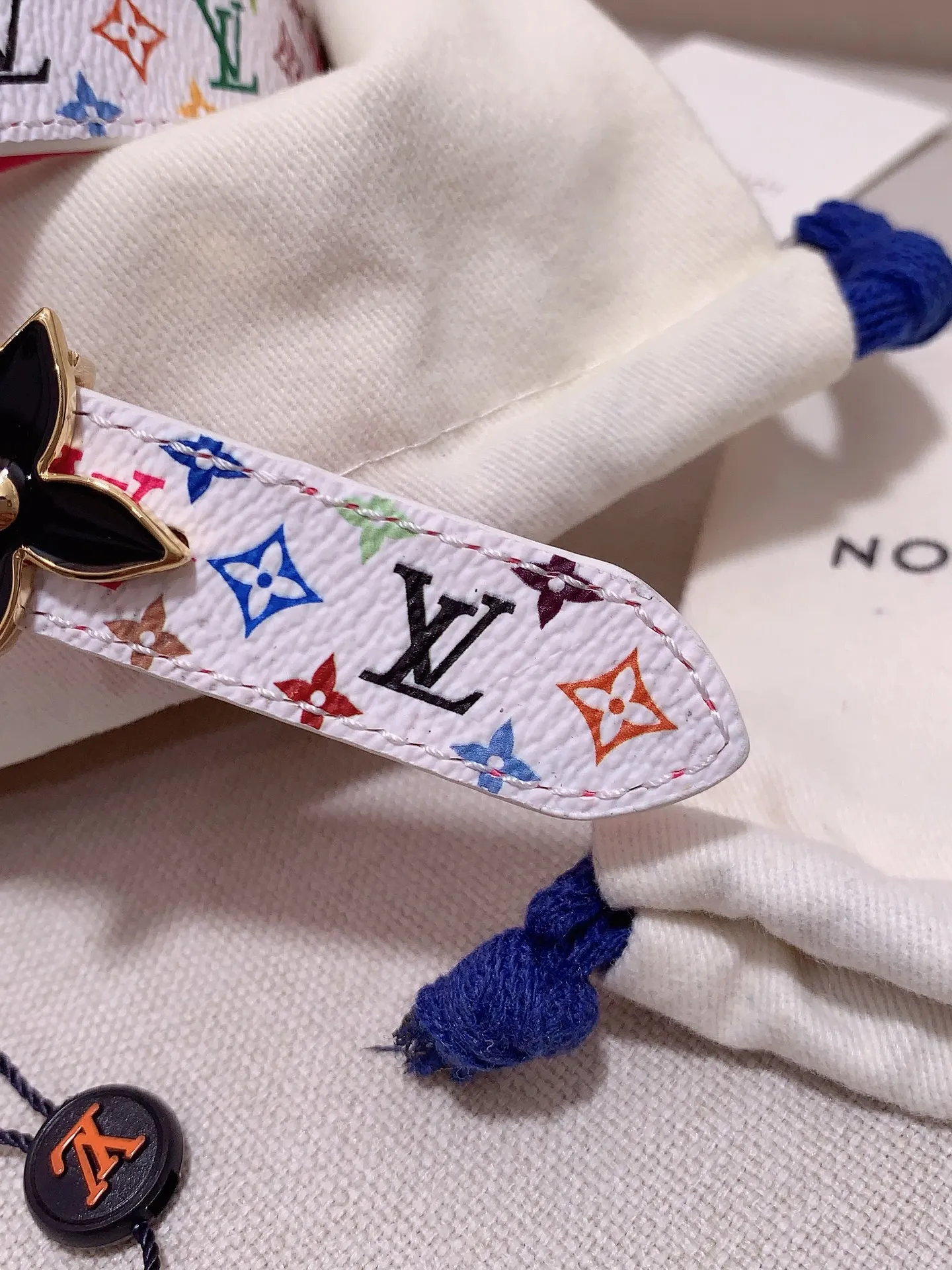 💰460💰Full package💰 💍Purchasing-grade Louis vuitton⚡️🌹Width: 1.5cm l v Takashi Murakami co-branded belt. Practical and exquisite ⚡️🌹Exquisite and beautiful 1.5mm women's belt⚡️🌹With a flower-shaped enamel effect letter buckle, the upper body effect is great.